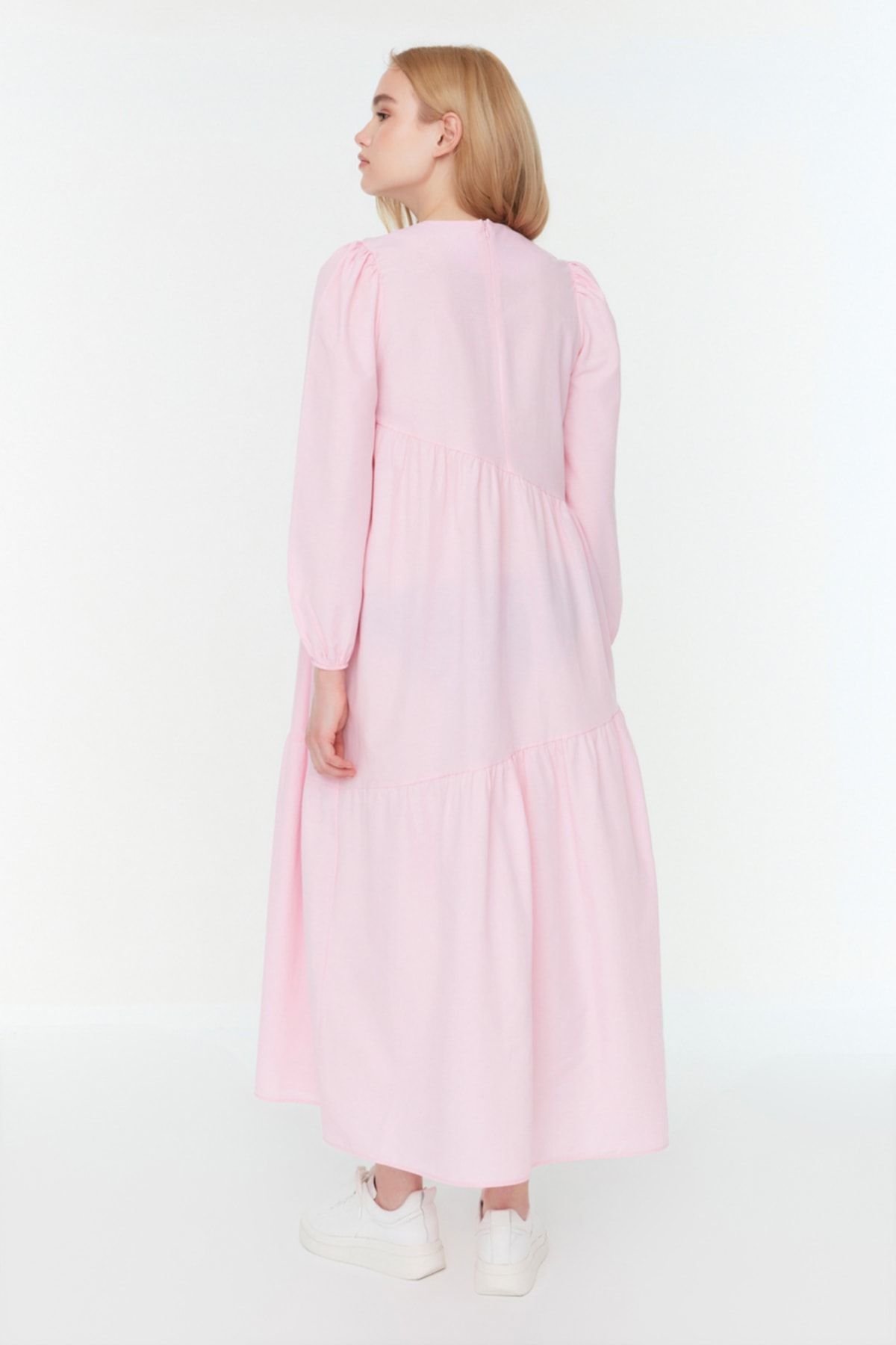 Trendyol Modest  Puderfarbenes, gewebtes Kleid aus Baumwolle mit Raffung und weiter Passform TCTSS21EL3470