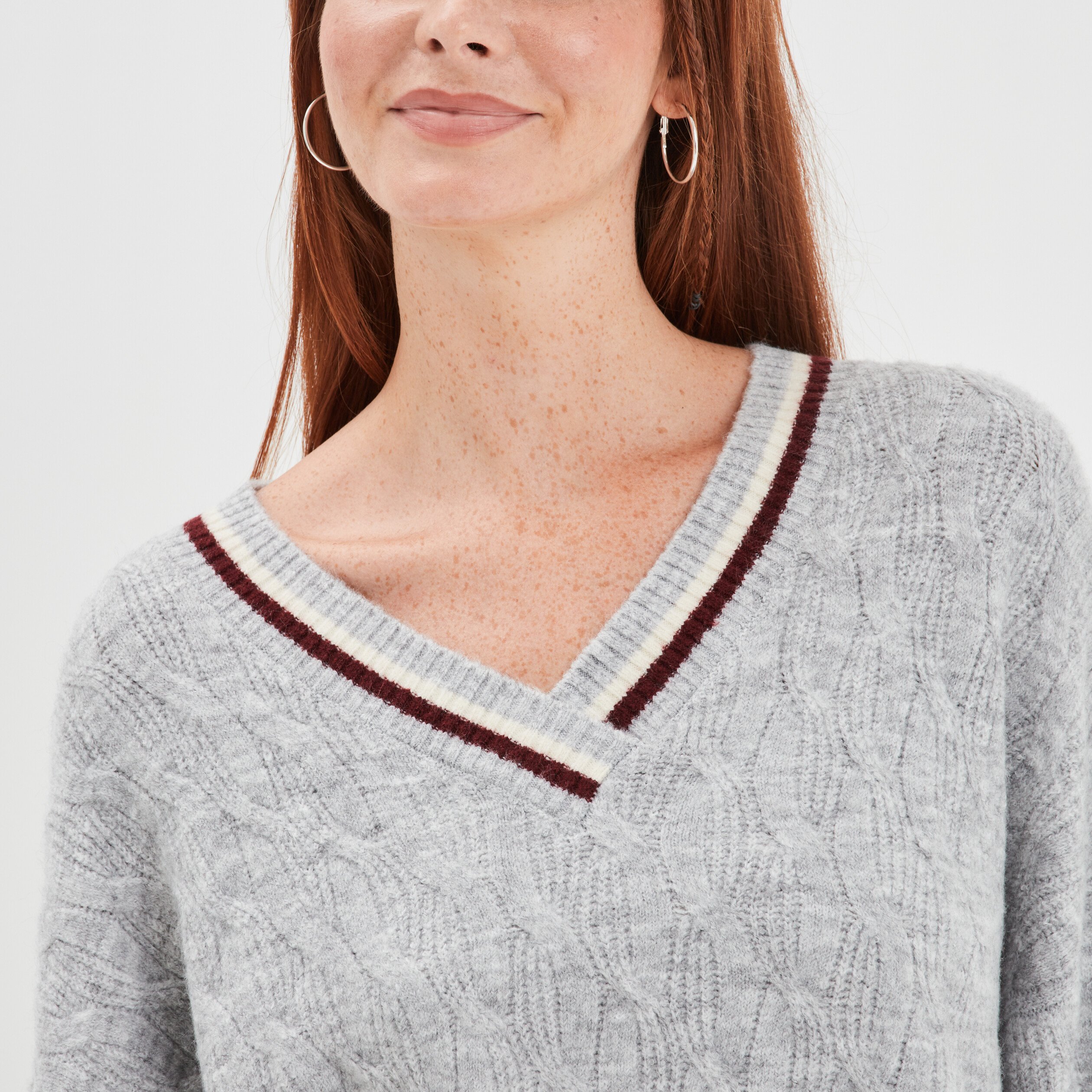Pull col en V à torsades Creeks gris clair femme | La Halle