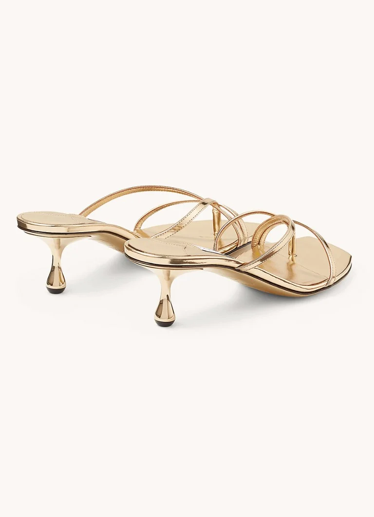 Jimmy Choo Etana 50 -sandaalit vasikannahasta, jossa on metallinhohtoinen viimeistely.