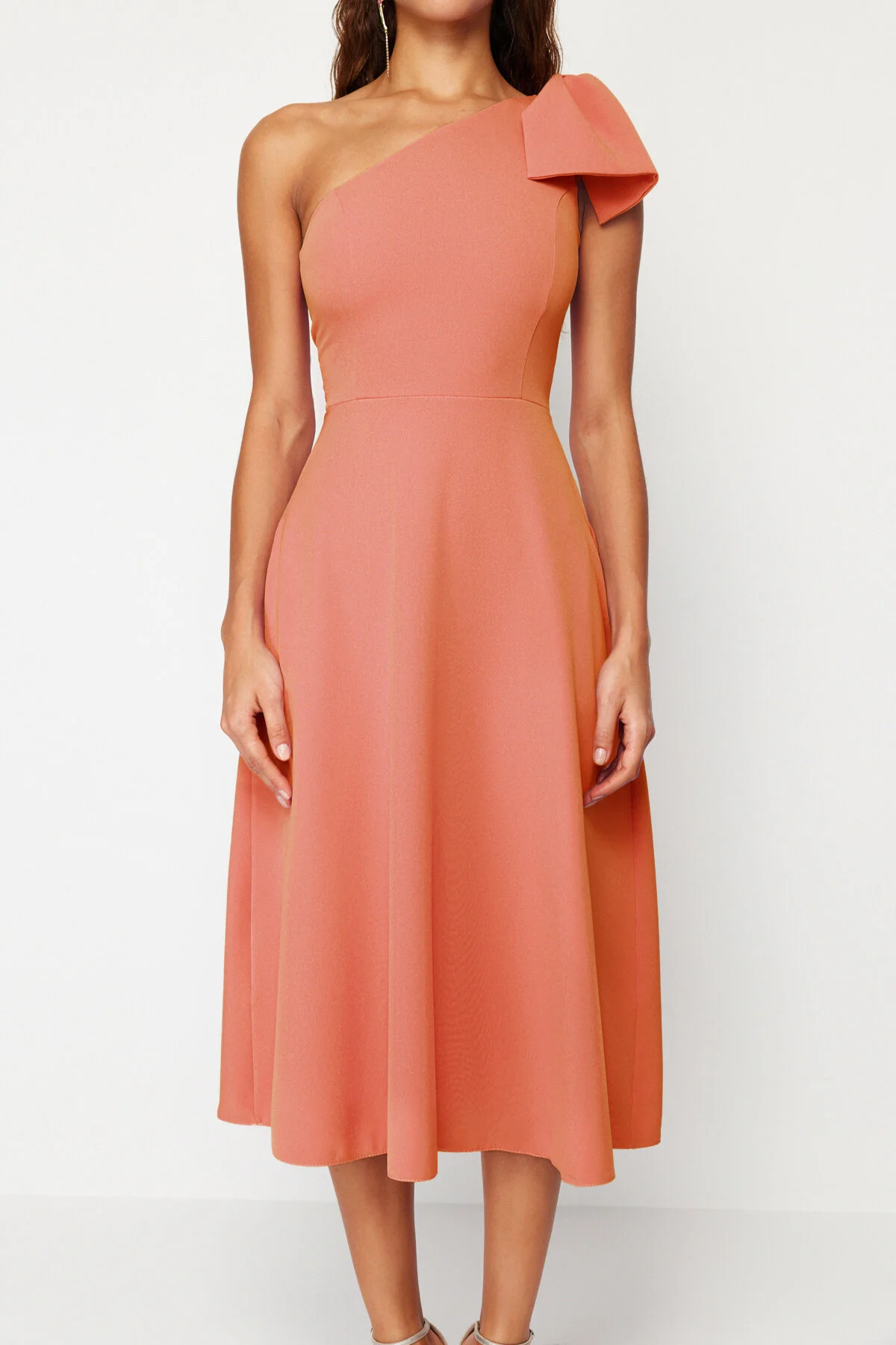 Trendyol Collection  Orangefarbenes, stilvolles Abendkleid mit Schleife TPRSS24EL00105