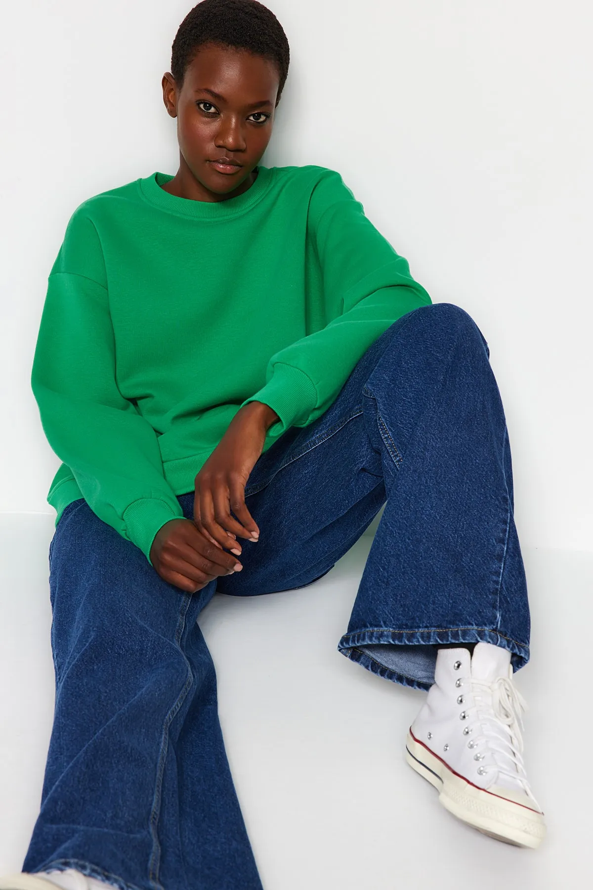 Trendyol Collection  Grünes Oversize/Bequem geschnittenes Basic-Rundhals-Sweatshirt aus dickem Fleece mit Innenfutter TWOAW24SW00102