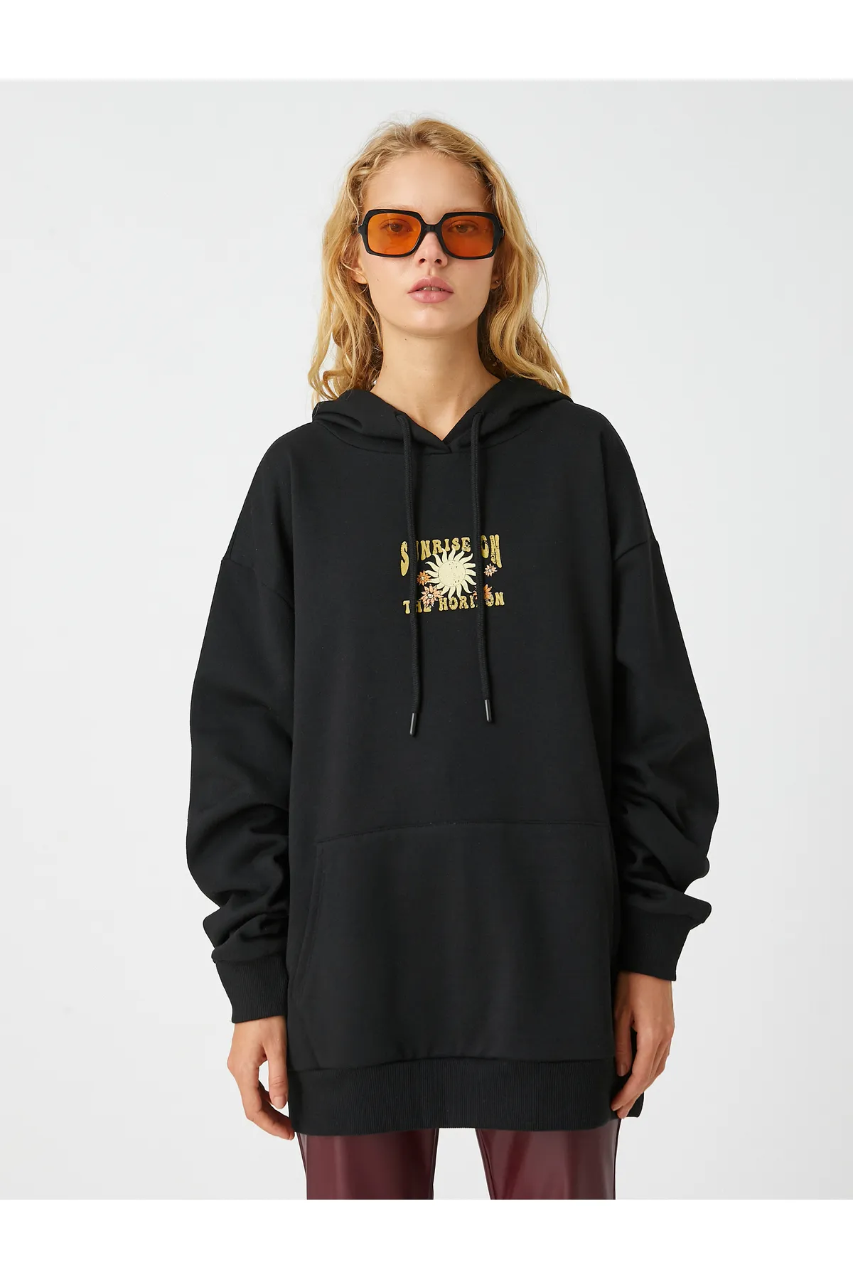 Koton  Übergroßes Sweatshirt mit bedruckter Kapuze, Taschendetail und Fleece-Innenseite