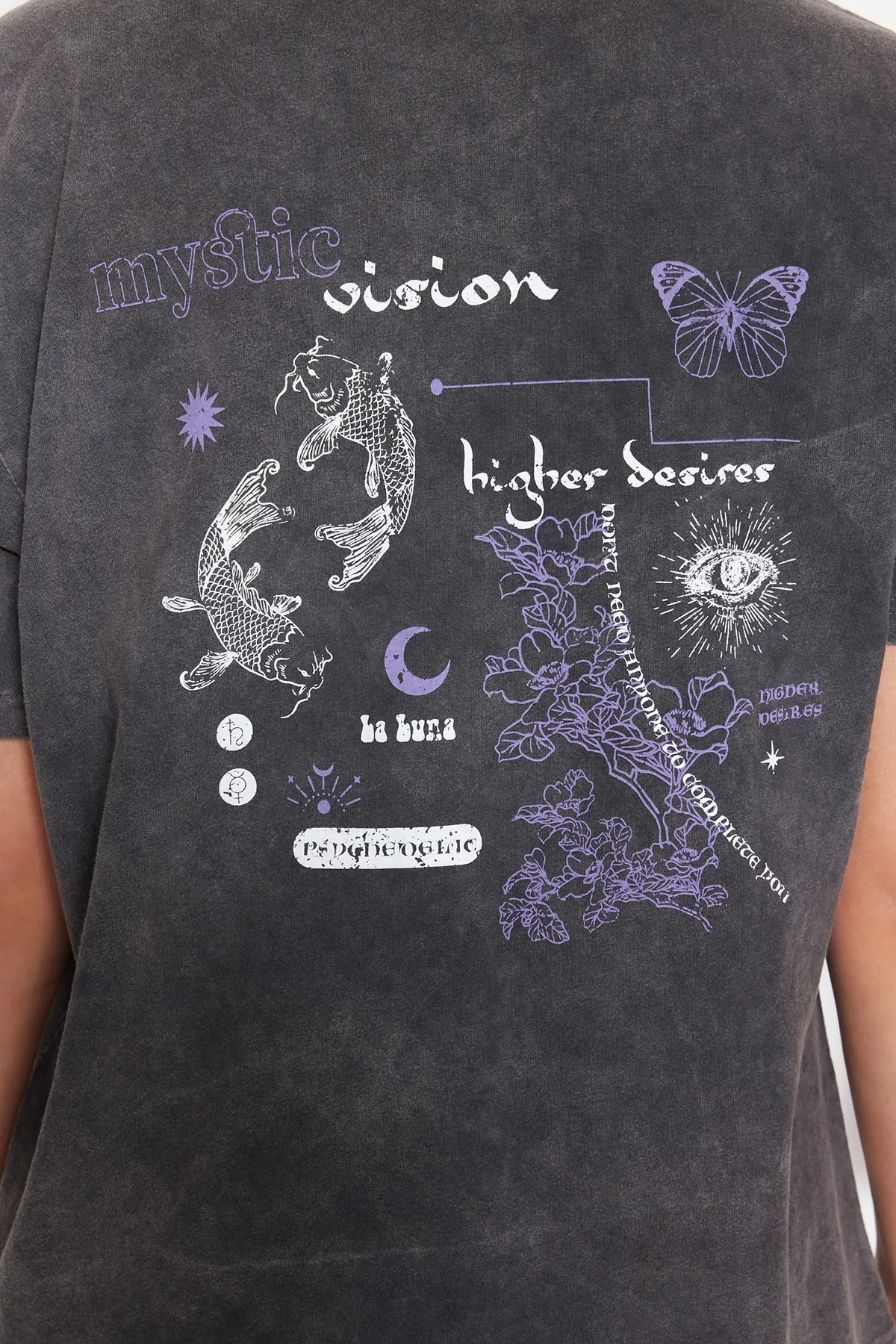 Trendyol Collection  Anthrazitfarbenes Boyfriend-Strick-T-Shirt aus 100 % Baumwolle mit verblasstem Effekt auf der Rückseite und Rundhalsausschnitt TWOSS23TS00109