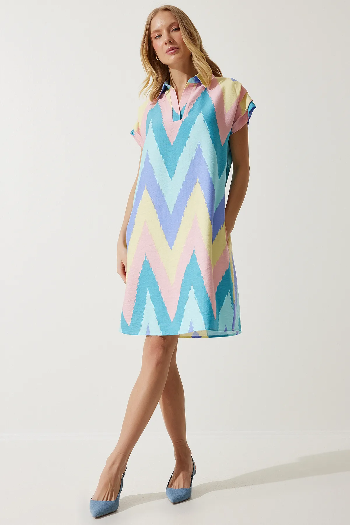 Happiness İstanbul  Damen-Sommerkleid in Puderblau mit Polokragen und Muster OF00001