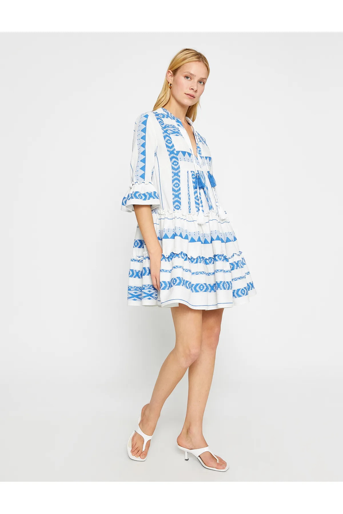 Koton  Prächtiges Minikleid mit Kragen und Quastendetail