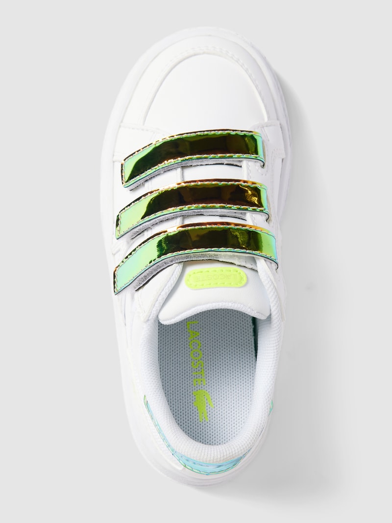 Sneaker mit Label-Detail in weiß