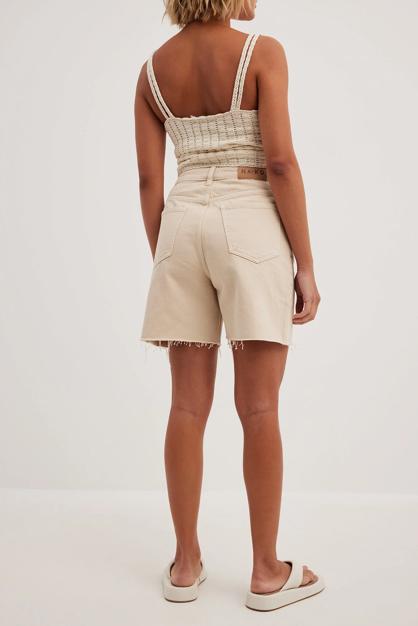 Hochtaillierte Denim-Shorts mit rohem Saum