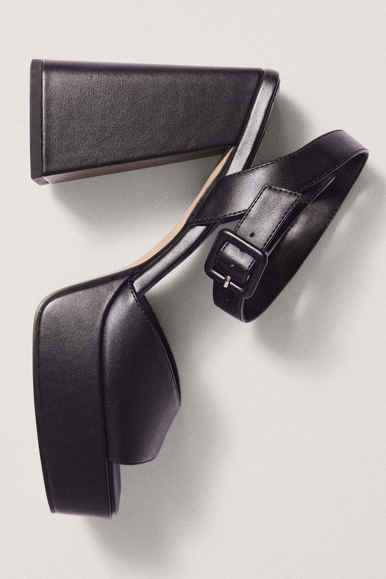 Plateau Heels mit klobiger Schnalle