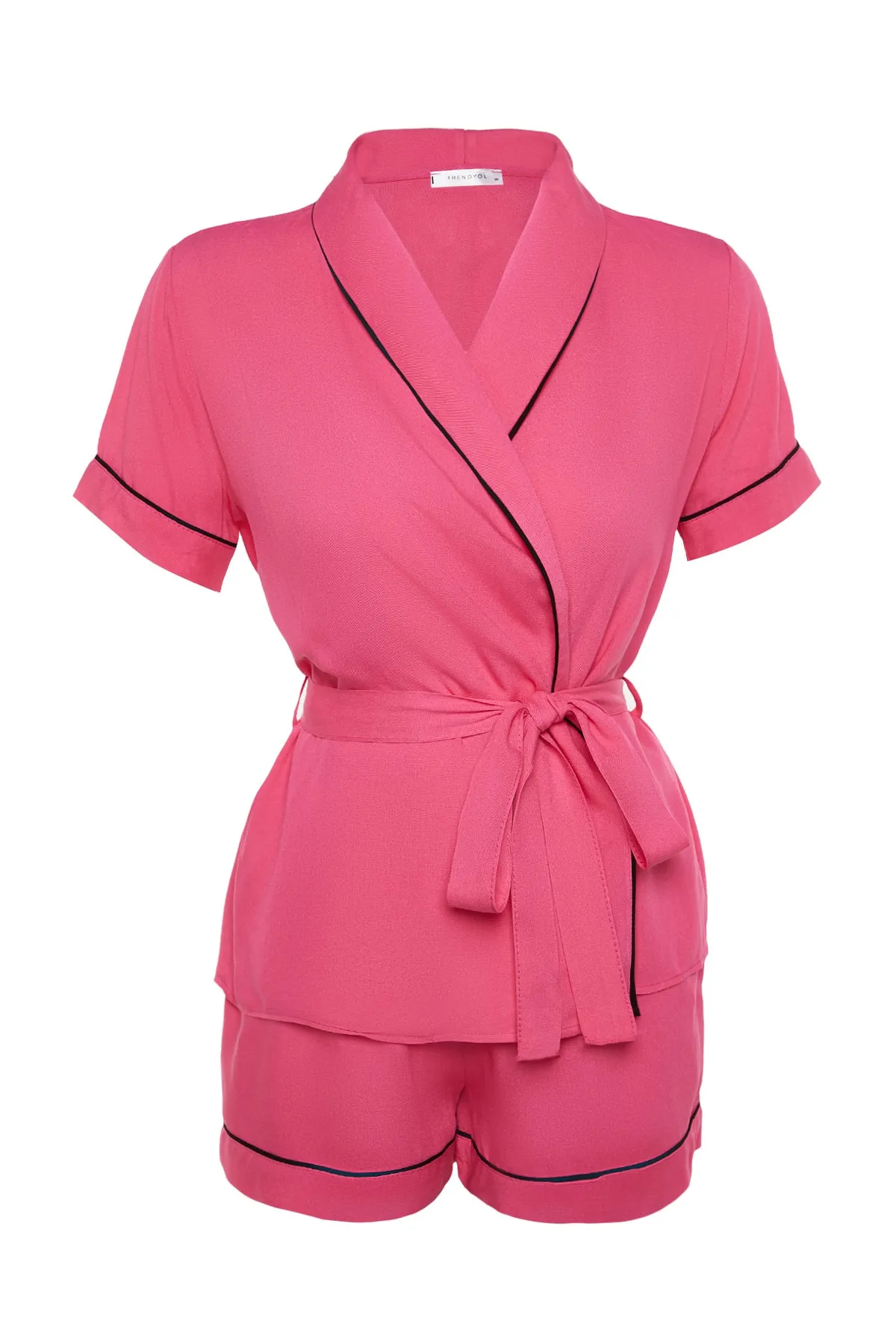 Trendyol Collection  Rosa Pyjama-Set aus Viskose mit Hemd und Shorts und Gürtel sowie Paspelierung THMSS23PT00203