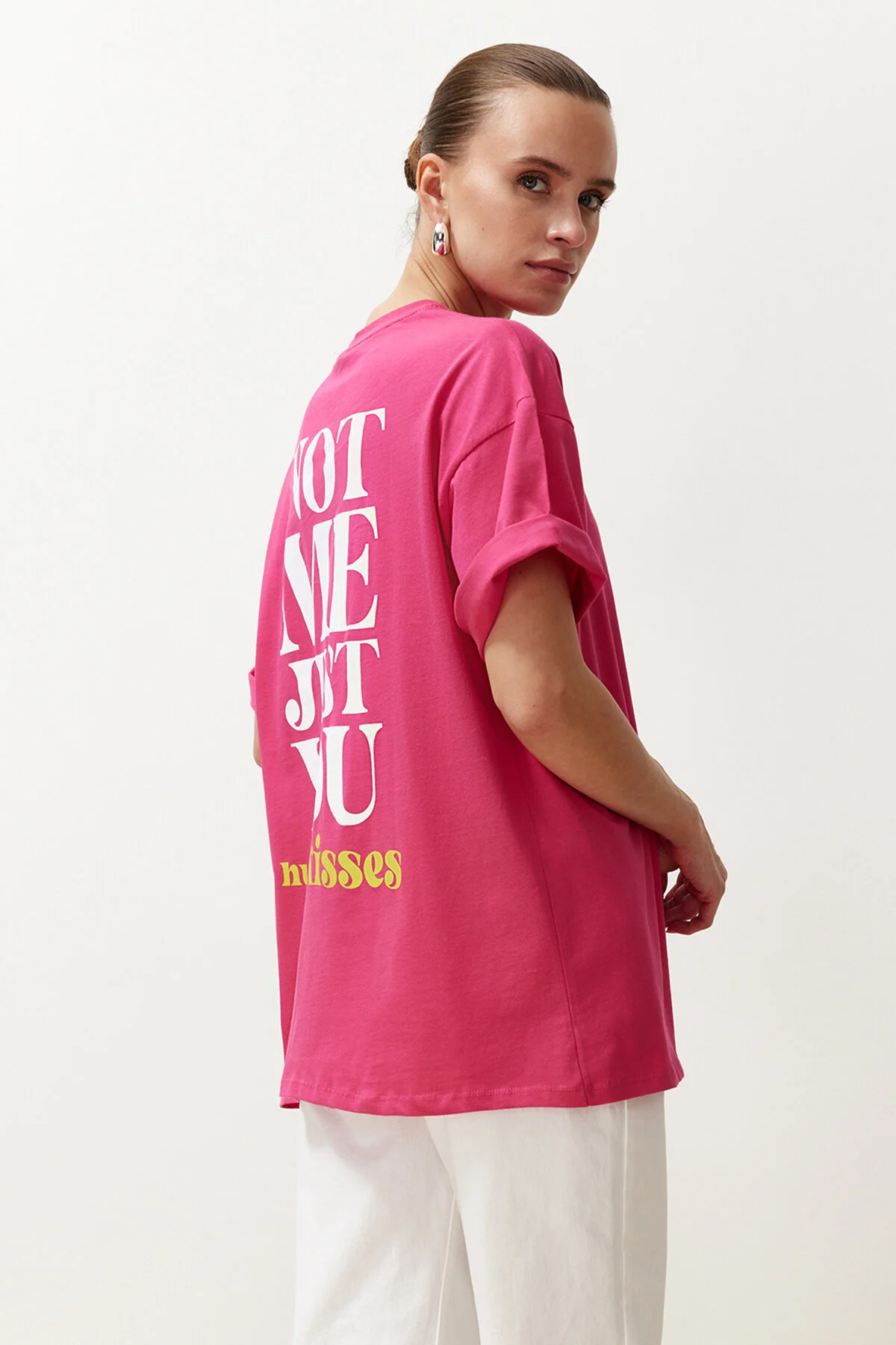 Trendyol Collection  Fuchsiafarbenes Strick-T-Shirt mit Slogan-Aufdruck aus 100 % Baumwolle auf der Rückseite und Vorderseite in Übergröße/bequemer Passform TWOSS24TS00235