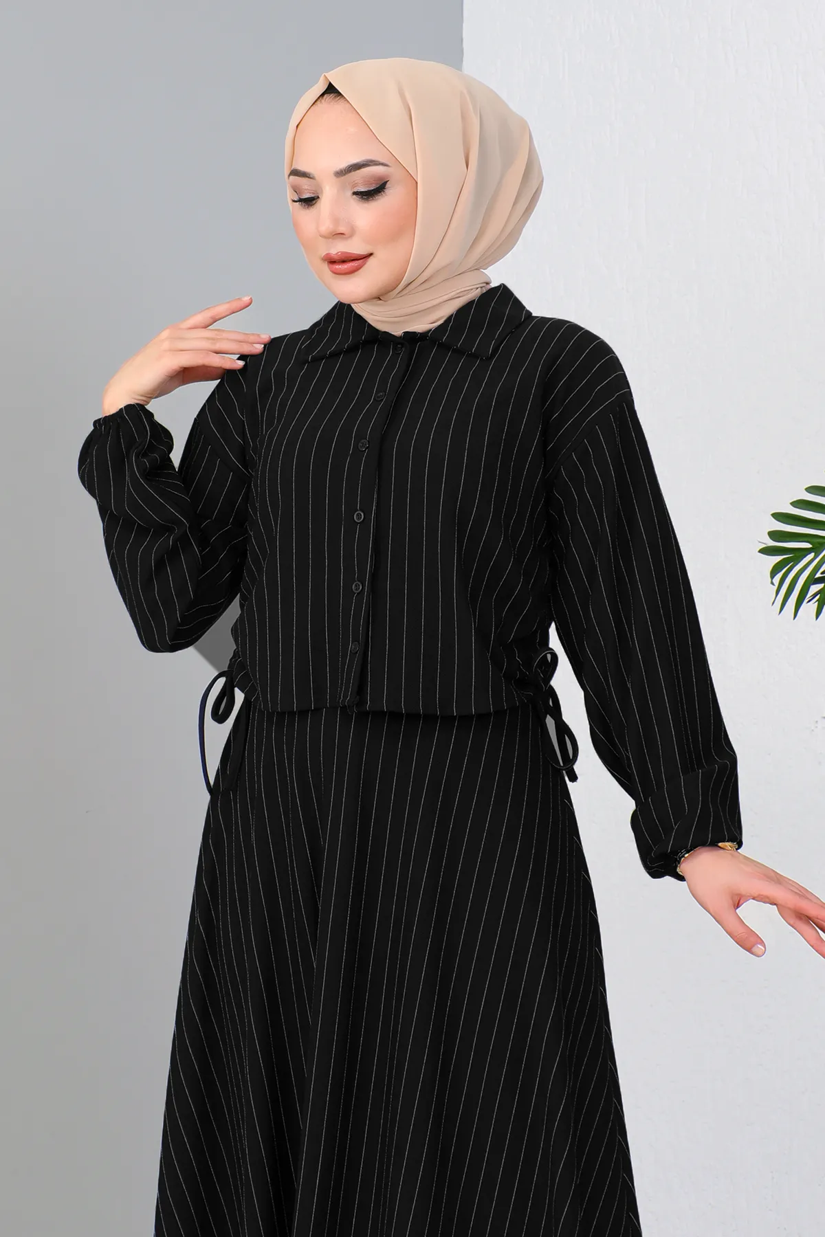 MODAQU  Schwarzes Set aus Hemd und Rock – seitlich gerafft