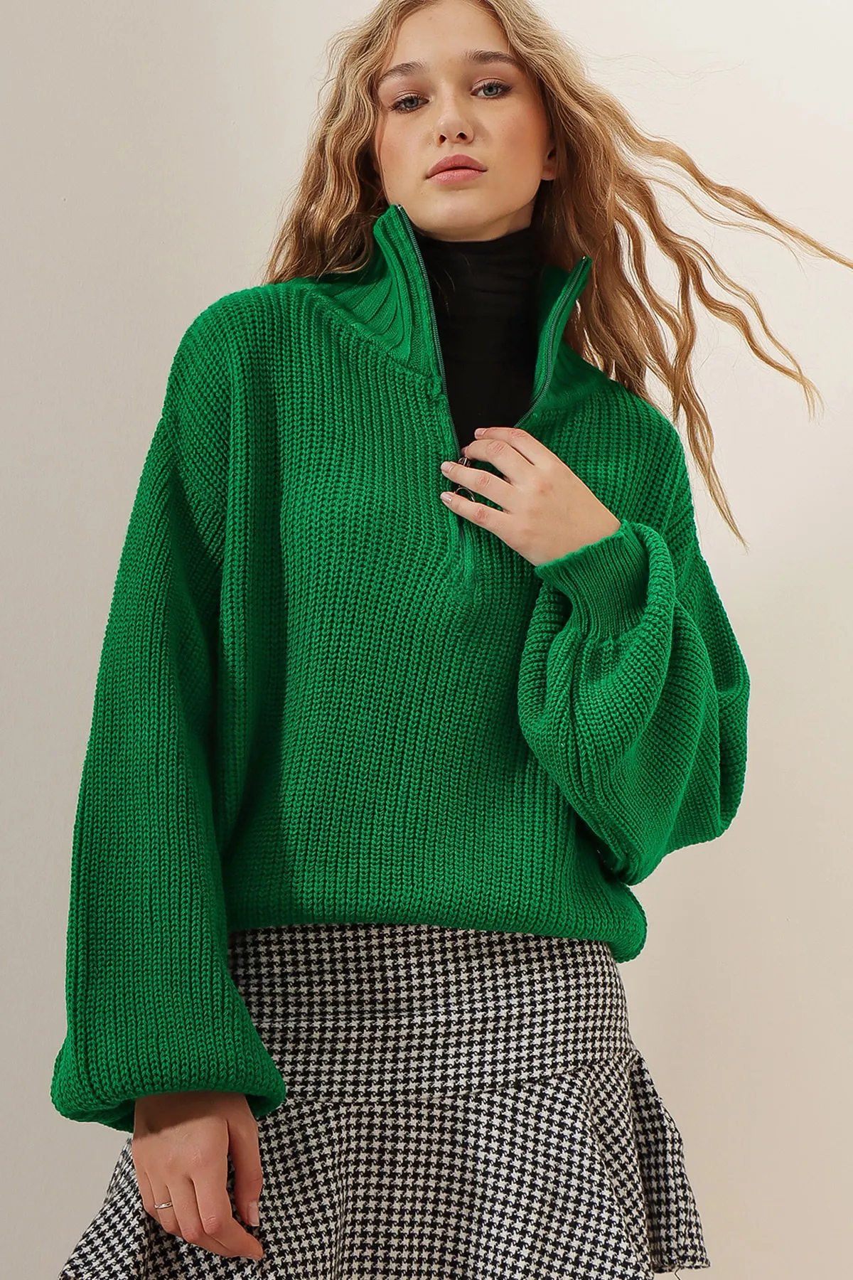 Trend Alaçatı Stili  Grüner Damen-Strickpullover Thessaloniki mit Stehkragen und Reißverschluss vorne ALC-X7222