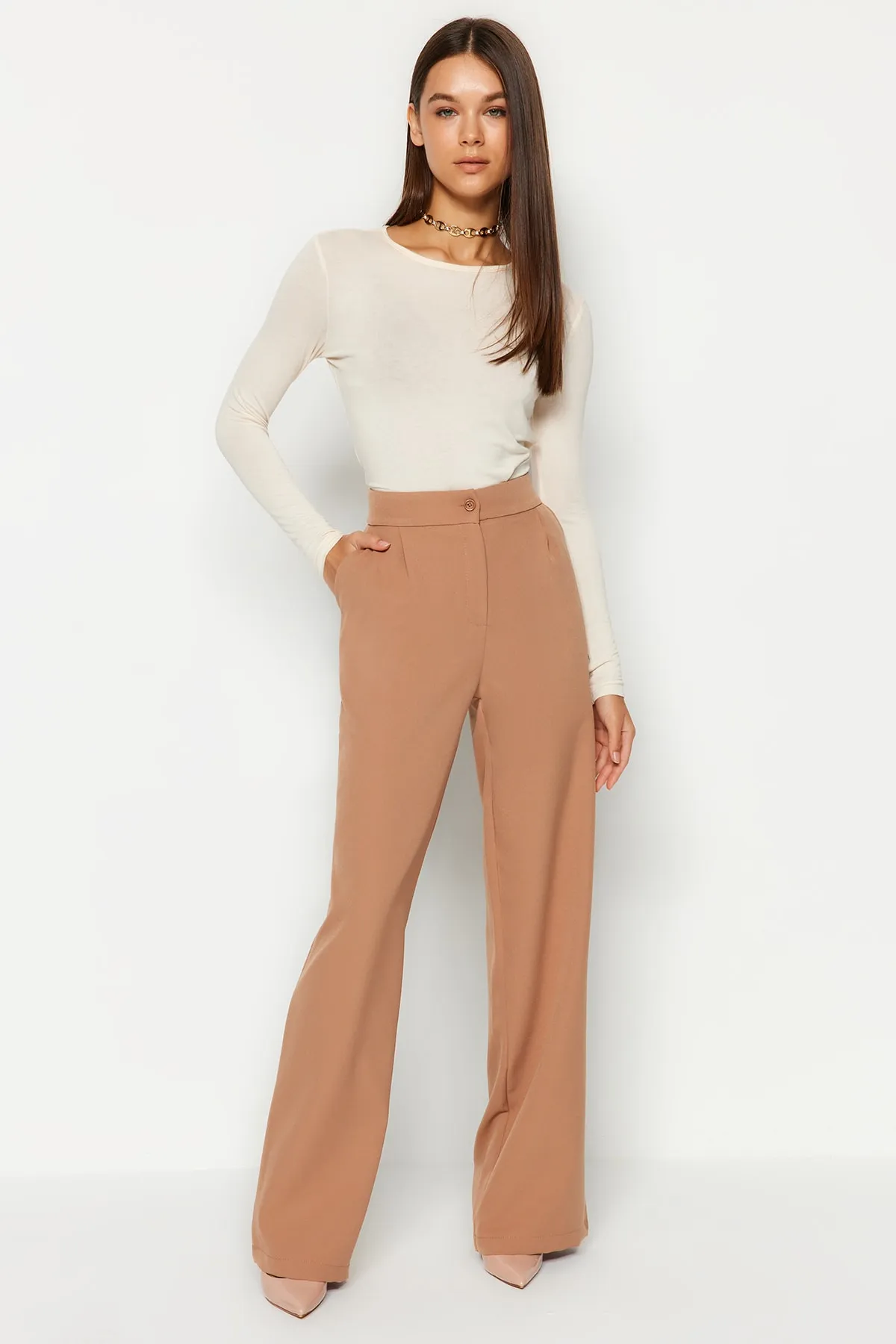 Trendyol Collection  Nerzfarbene Hose mit weitem Bein/Webhose mit weitem Bein TWOAW22PL0139