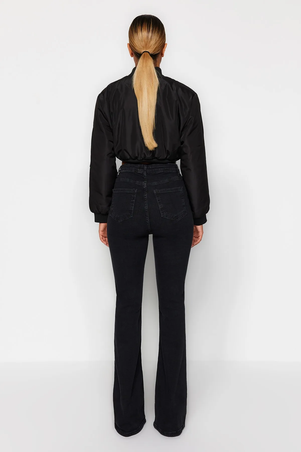 Trendyol Collection  Schwarze Schlagjeans mit hoher Taille und Knopfleiste vorn TWOSS20JE0111