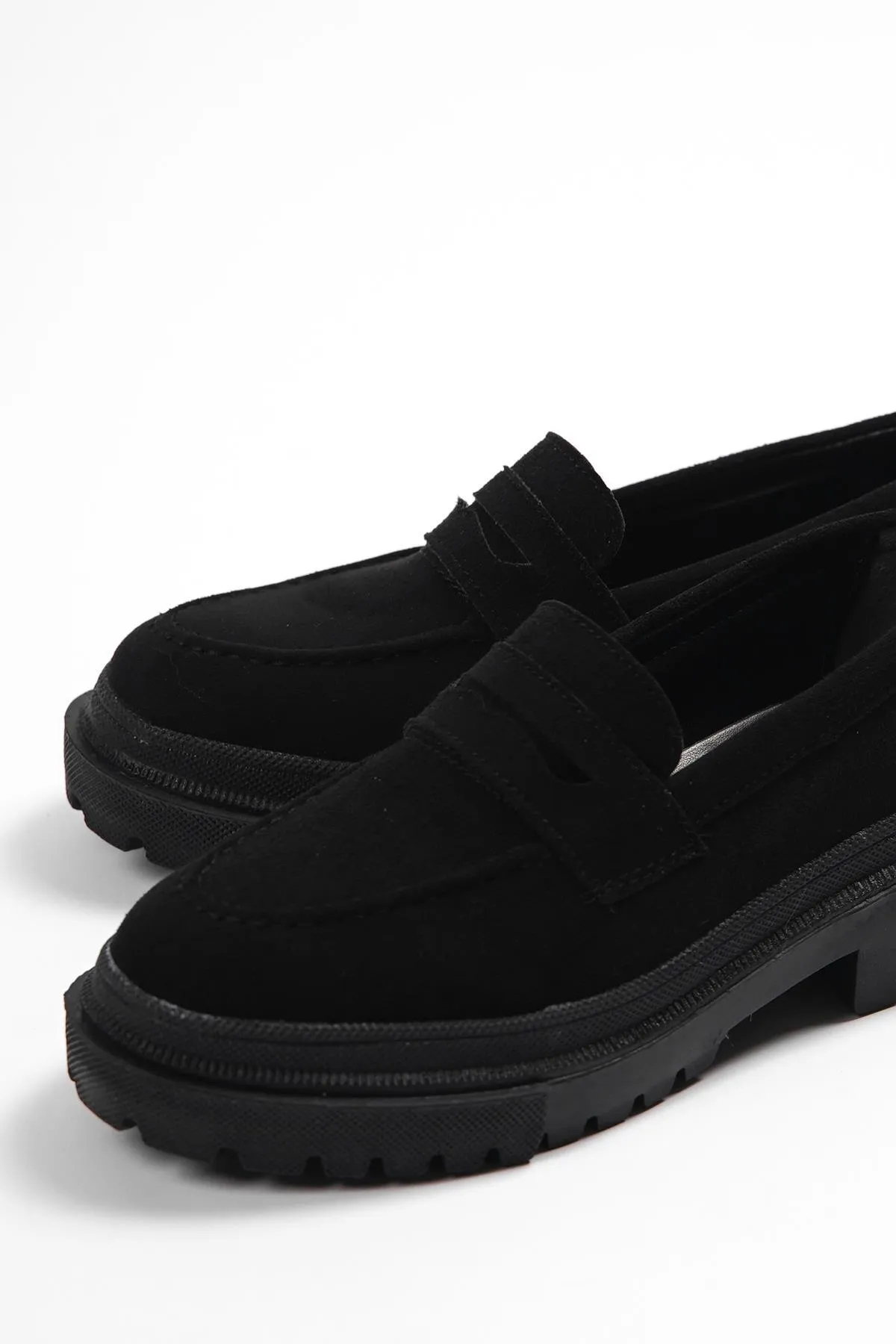 Capone Outfitters  Capone Damen-Loafer aus schwarzem Wildleder mit ovaler Zehenpartie und Trac-Sohle