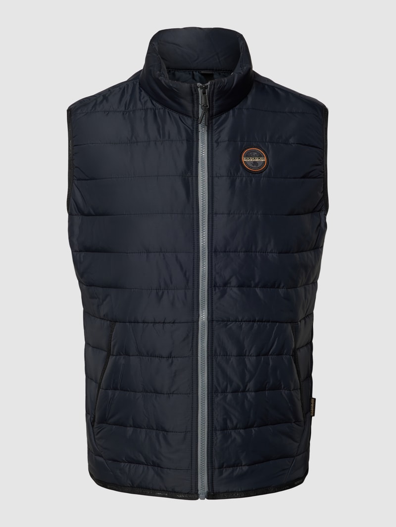 Steppweste mit Label-Patch Modell 'ACALMAR' in schwarz