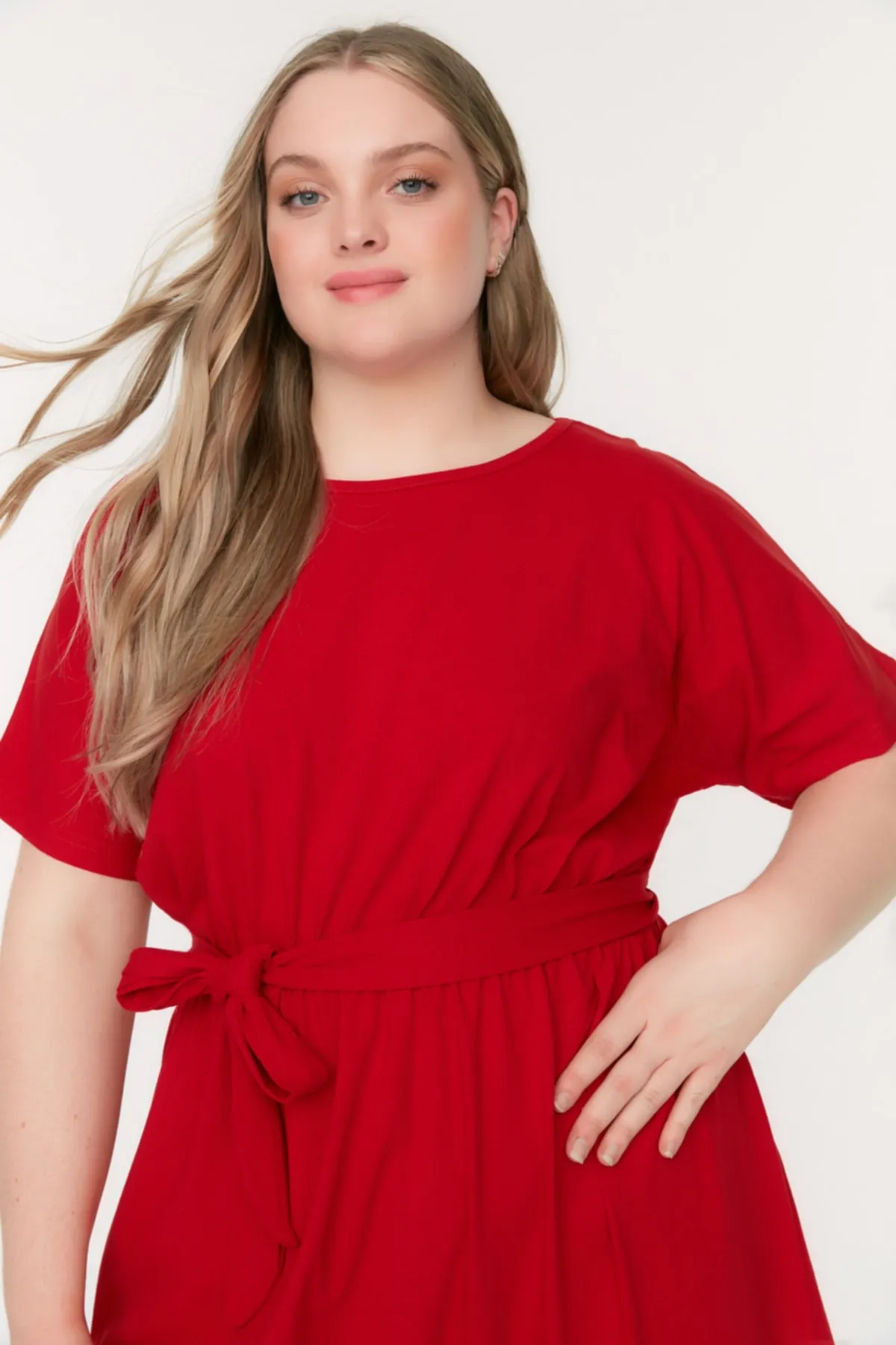 Trendyol Curve  Rotes Strickkleid mit Rundhalsausschnitt und Gürtel TBSSS22AH0242