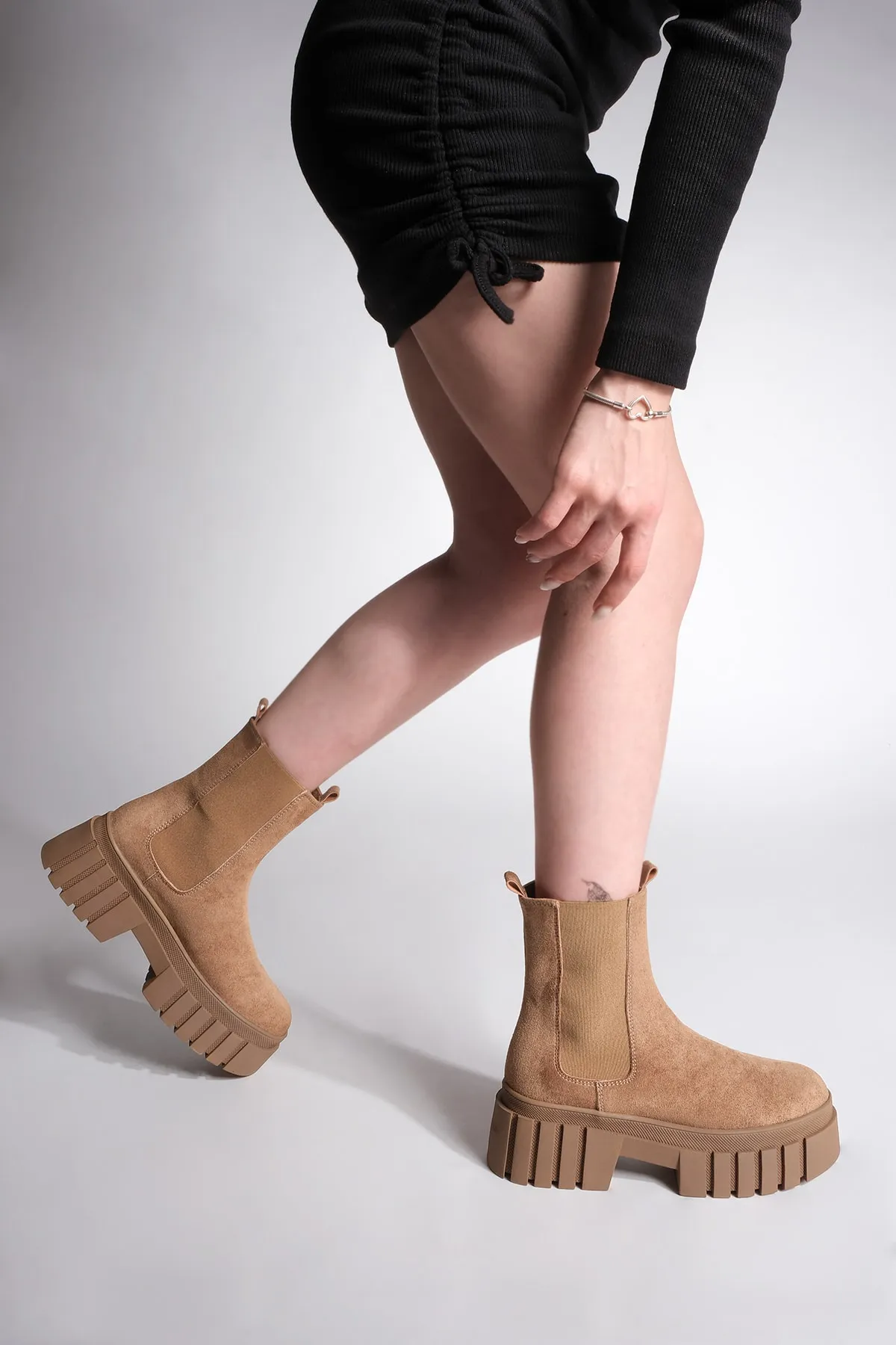 Marjin  Damen-Tagesstiefel mit elastischen Seitenbändern und dicker Sohle aus braunem Martes-Wildleder