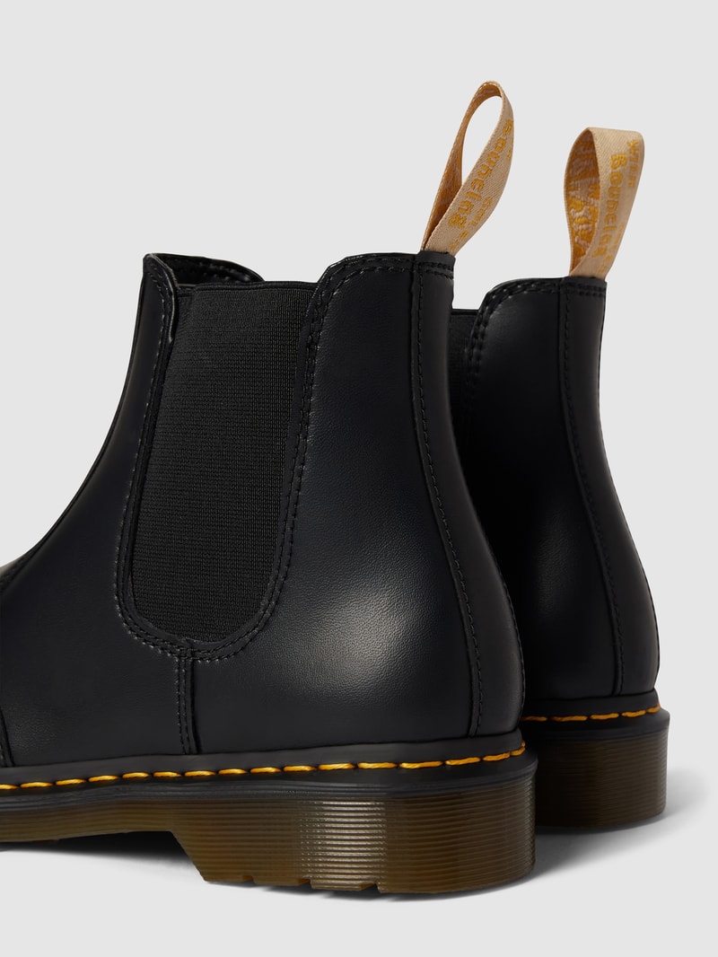Chelsea Boots mit Gummieinsätzen Modell 'VEGAN' in schwarz