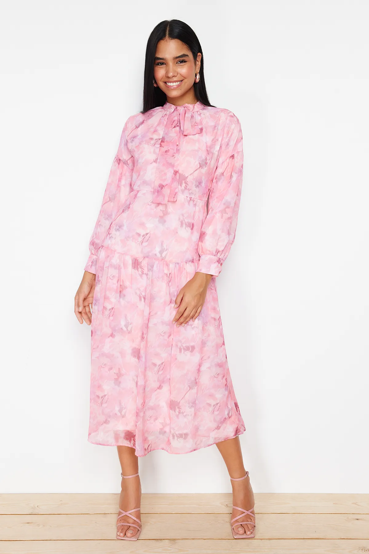 Trendyol Modest  Rosa gefüttertes, gewebtes Kleid mit Blumenmuster und Gürtel TCTSS24EB00075
