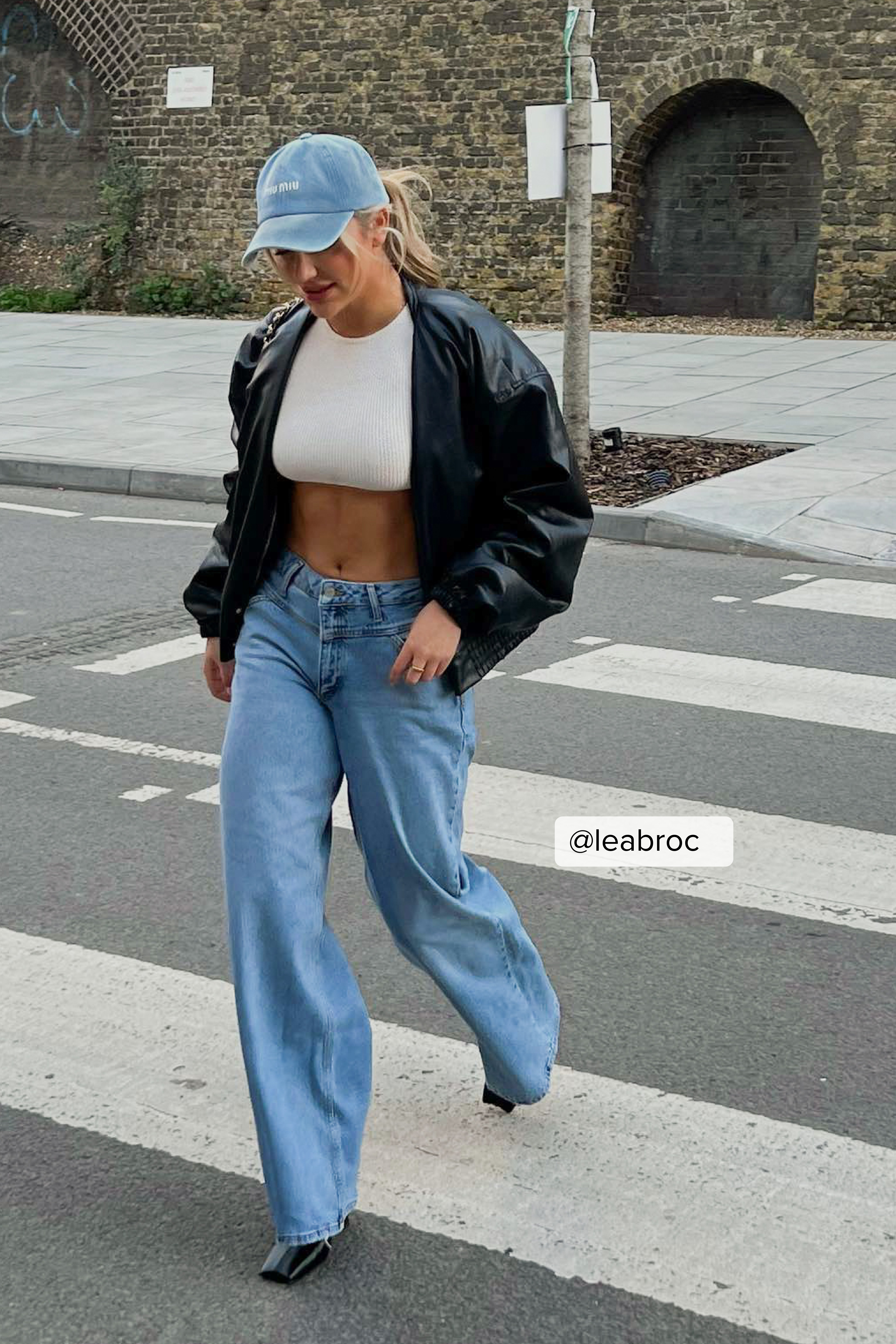 Weite Jeans mit niedriger Taille und Nahtdetails