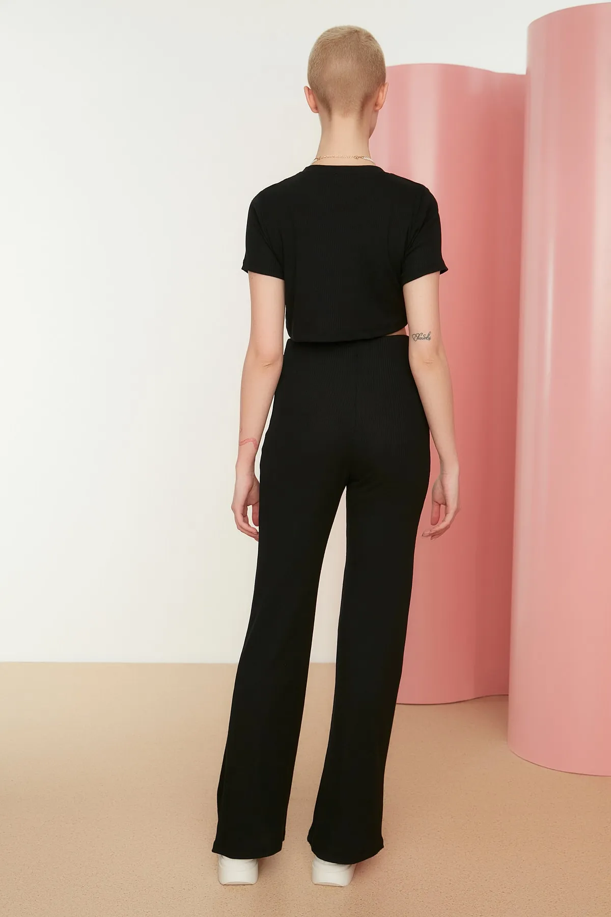 Trendyol Collection  Schwarzes, kurzes Set aus gerippter, dehnbarer Strickbluse und Hose mit Rundhalsausschnitt, Oberteil und Unterteil TWOSS21AU0160