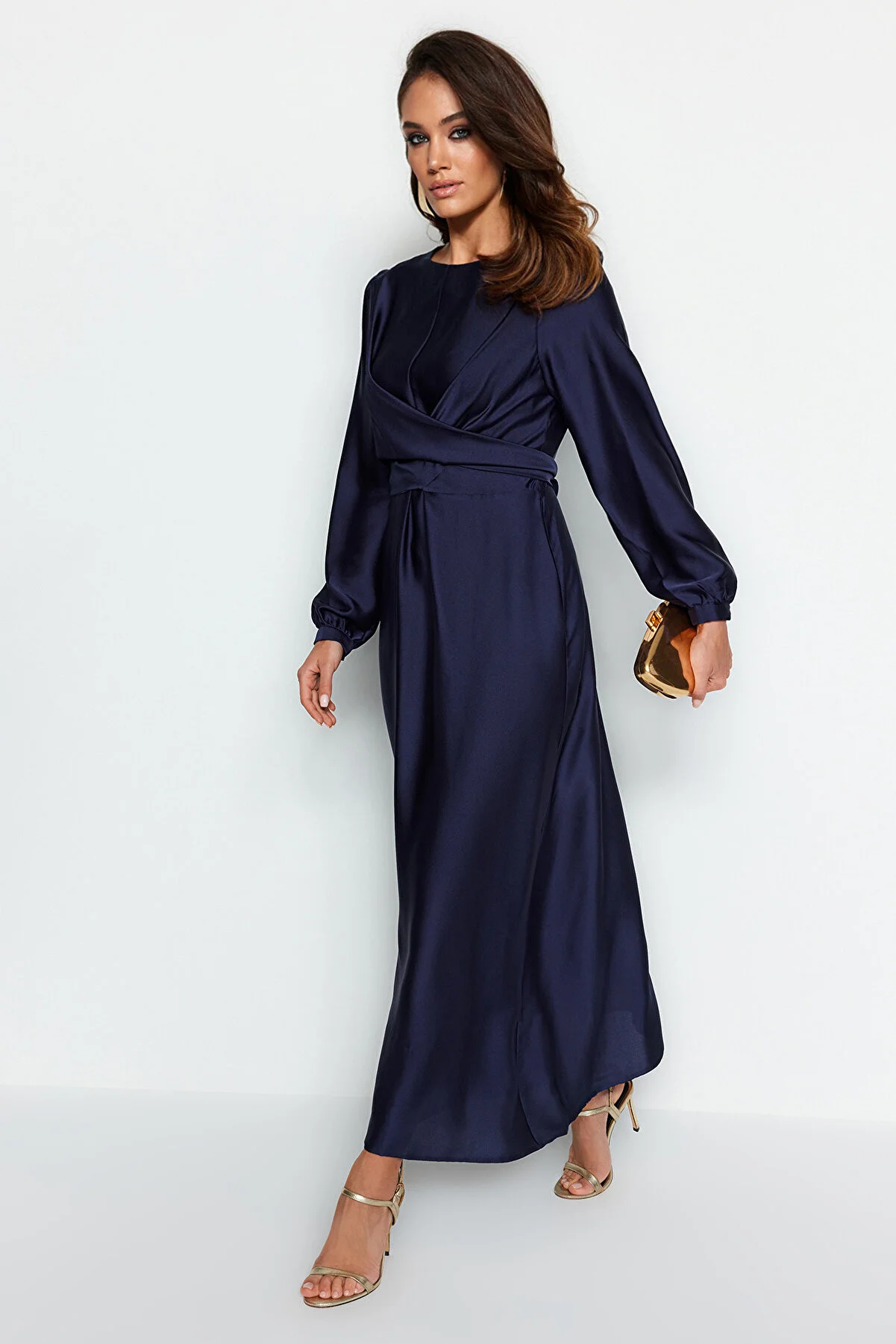 Trendyol Modest  Marineblaues Abendkleid aus Satin mit überkreuzten Bindedetails TCTAW22EB0105