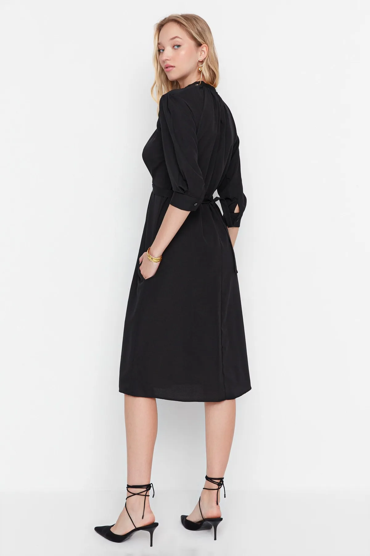 Trendyol Collection  Schwarzes, detailliertes Webkleid mit Raffungen TWOAW23EL00217