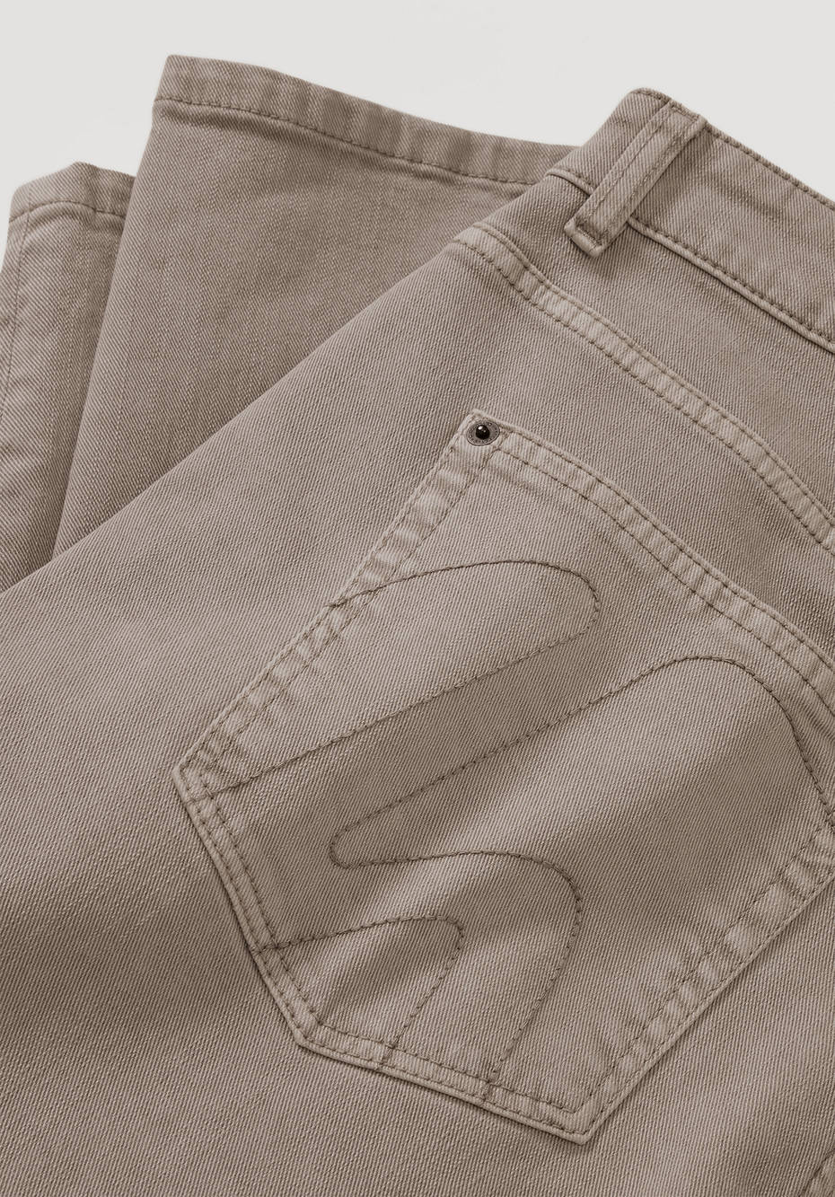 Mineralgefärbte Jeans Mads Relaxed Tapered Fit aus Bio-Denim