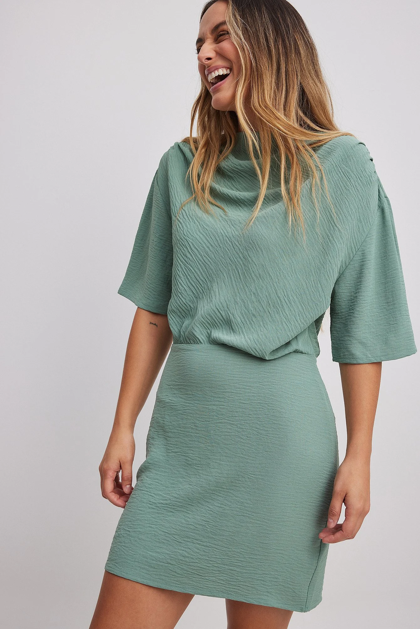 Minikleid mit Trichterausschnitt