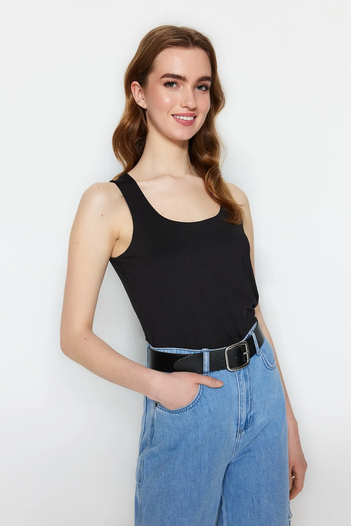 Trendyol Collection  Schwarzes tailliertes/flexibles Strick-Unterhemd mit quadratischem Kragen TWOSS23AL00037