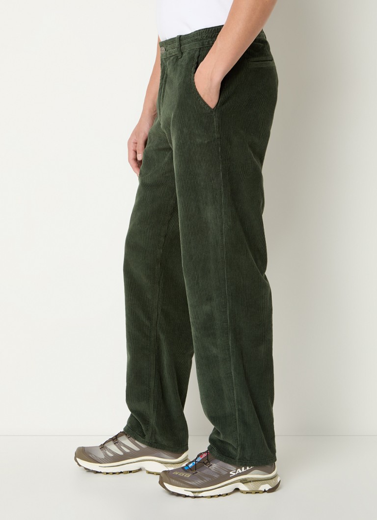 Pantaloni chino in velluto a coste a taglio dritto, modello Forét Clay, con tasche laterali.