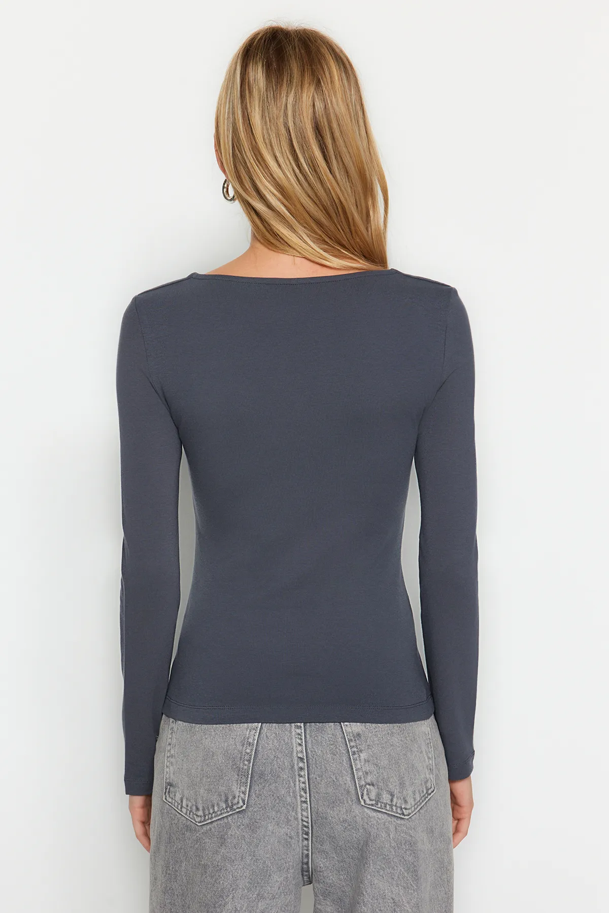 Trendyol Collection  Anthrazitfarbene Strickbluse aus Baumwolle mit quadratischem Kragen und regulärer Passform TWOAW24BZ00016