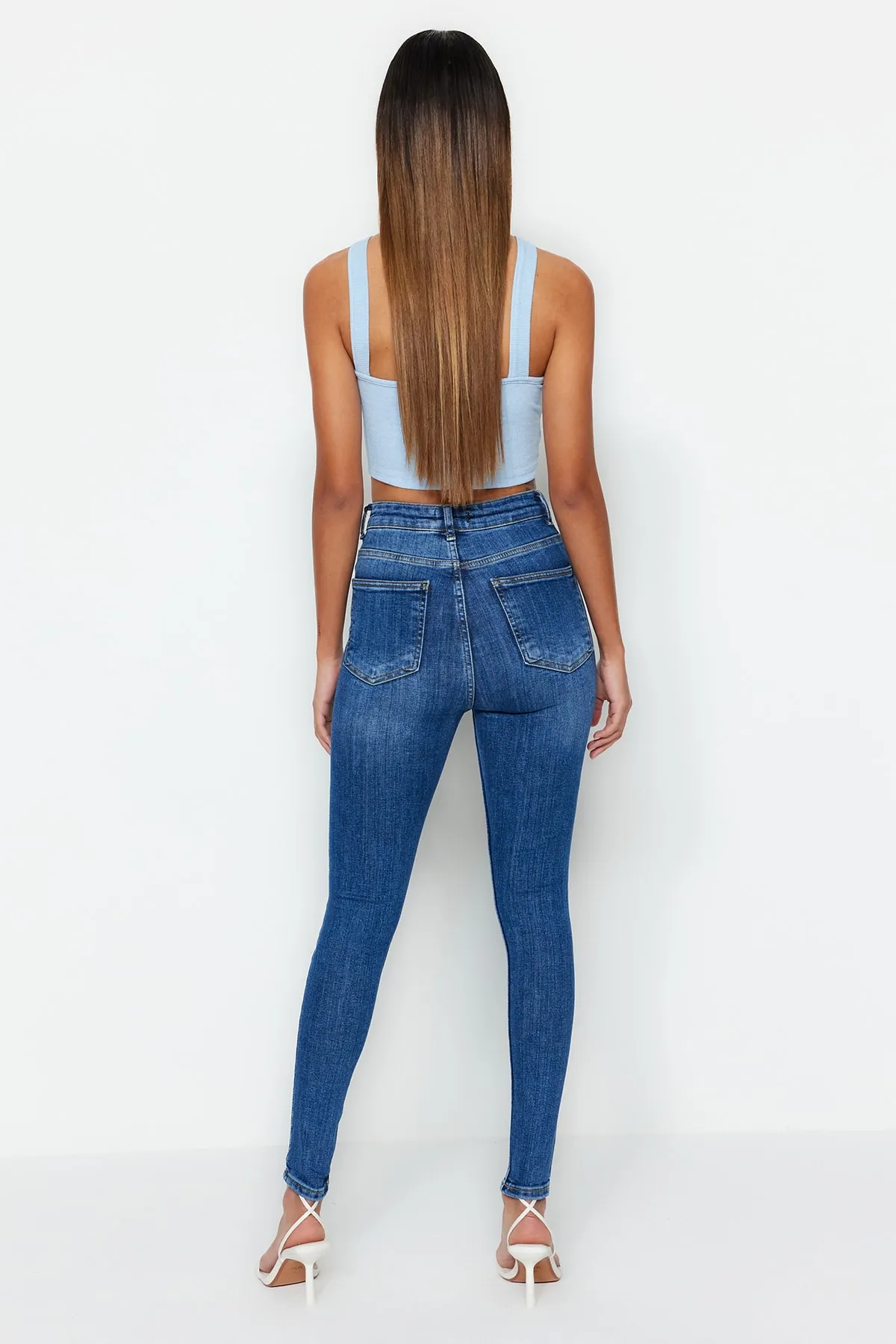 Trendyol Collection  Dunkelblaue Skinny Jeans mit Knopfleiste vorne und hoher Taille TWOSS23JE00077