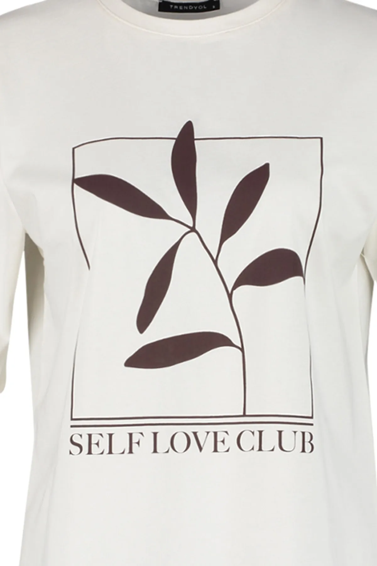 Trendyol Collection  Ecru, 100 % Baumwolle, bedrucktes, entspanntes/weites, entspannt geschnittenes Strick-T-Shirt mit Rundhalsausschnitt TWOSS23TS00267
