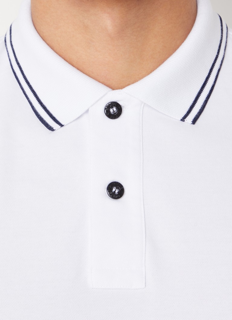 Camisa polo Stone Island 2SC18 slim fit em algodão piqué com logo e punhos com detalhes contrastantes.