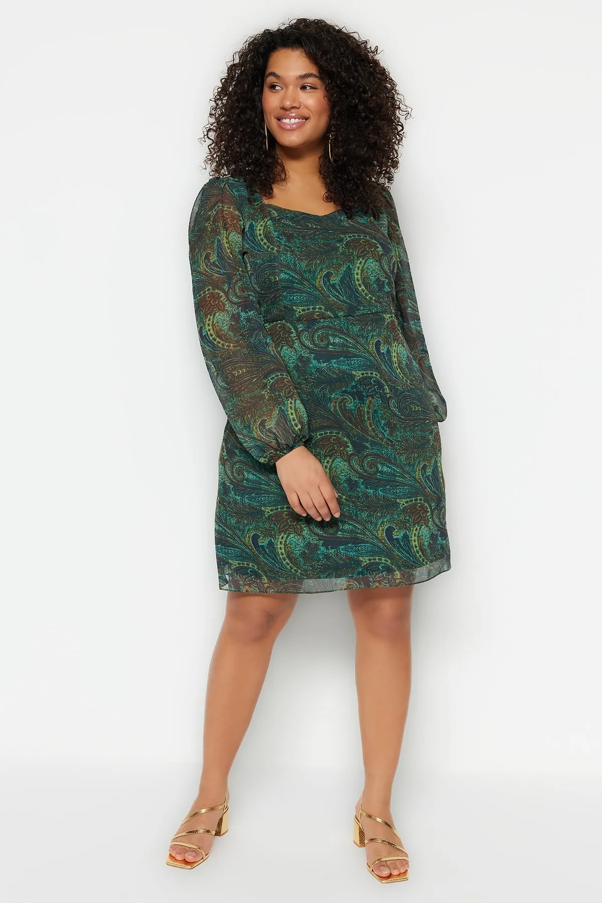 Trendyol Curve  Grünes Kleid aus gewebtem Chiffon mit Schalmuster TBBSS23AH00187
