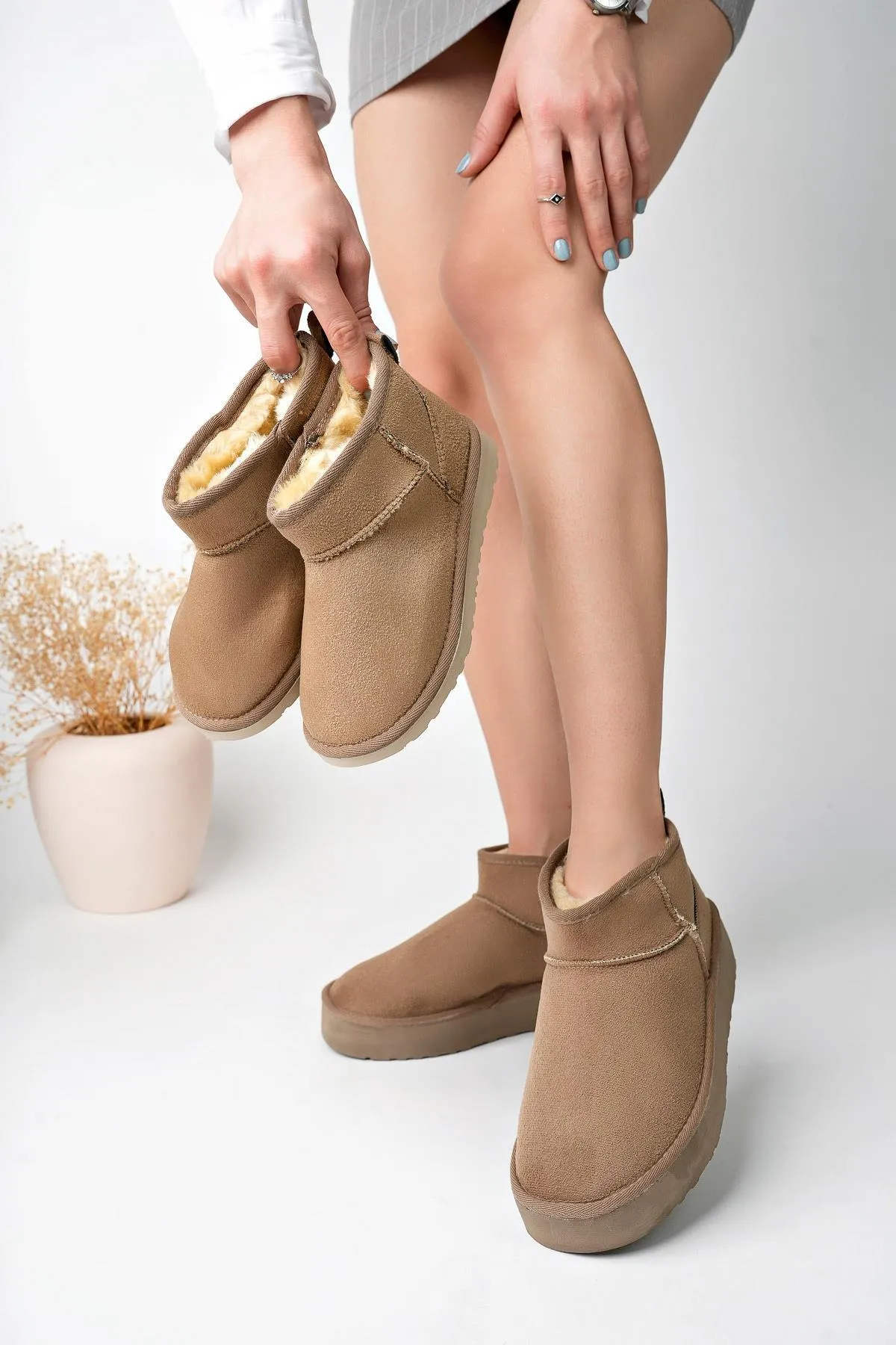 MUGGO  Hug Guaranteed Damen-Stiefeletten mit dicker Sohle und haarigem Mini-Stil