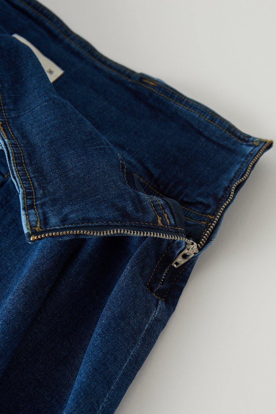 Low pleated denim skirt
