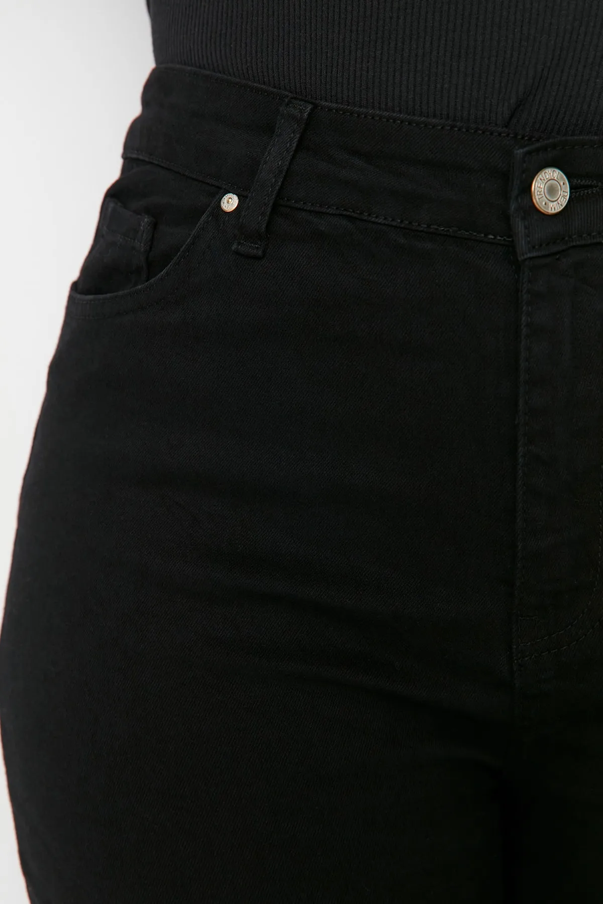 Trendyol Curve  Schwarze Röhrenjeans mit hoher Taille TBBAW23JE00000