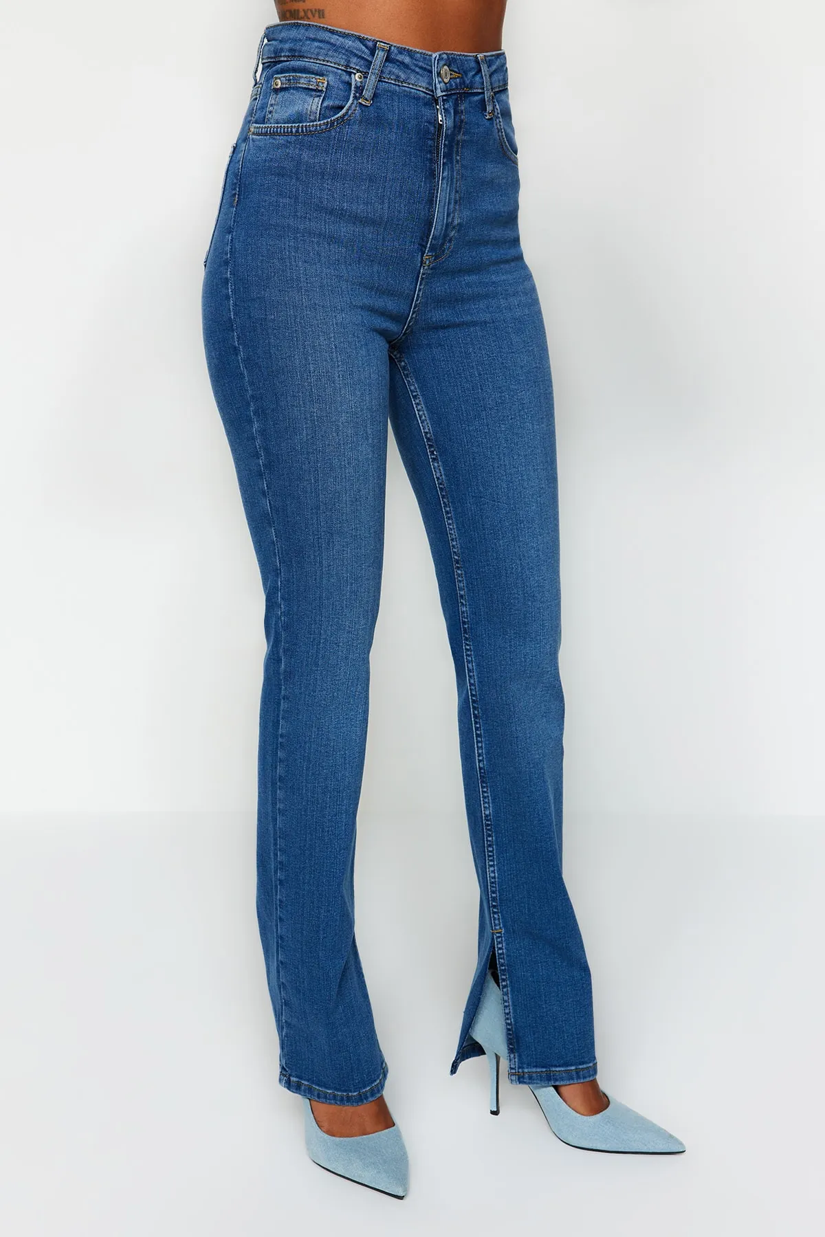 Trendyol Collection  Dunkelblaue Slim Flare Jeans mit Schlitz und superhoher Taille TWOSS22JE0643