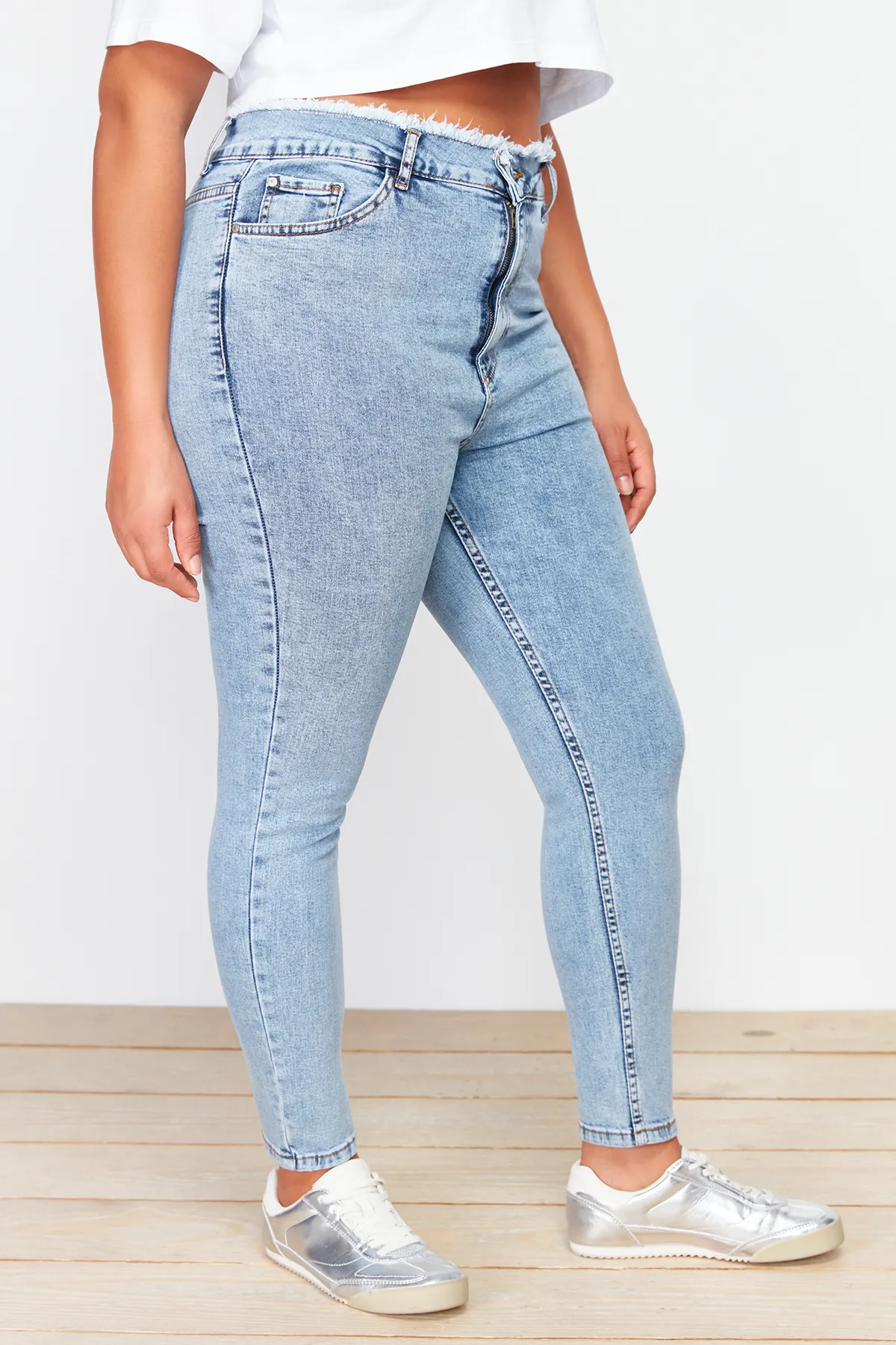 Trendyol Curve  Hellblaue, dehnbare Skinny-Jeans mit Quastendetails TBSSS24CJ00033