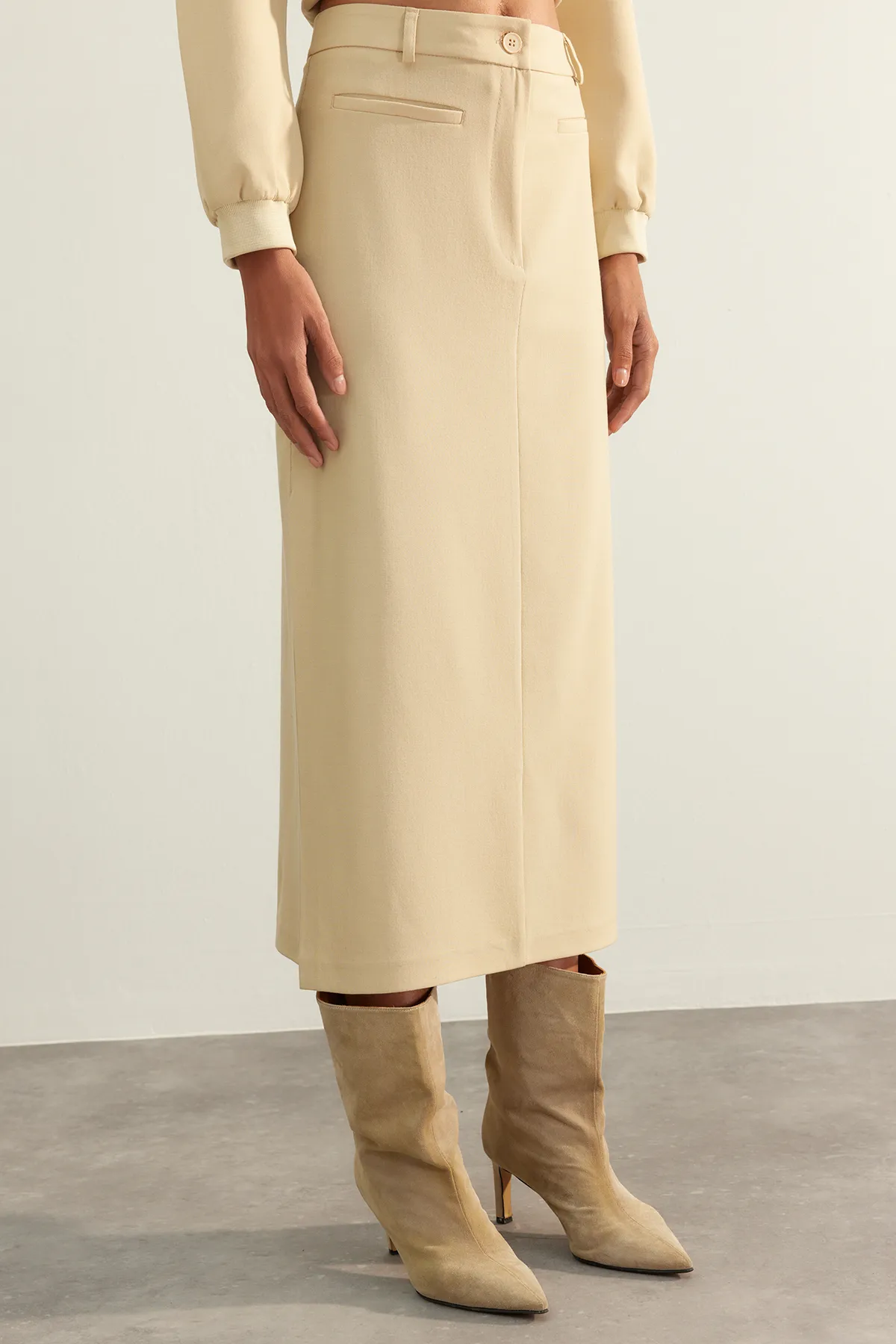 Trendyol Collection  Beiger, limitierter, hochwertiger Midi-Webrock aus Kunstleder mit Schlitz und Details TWOAW24ET00288