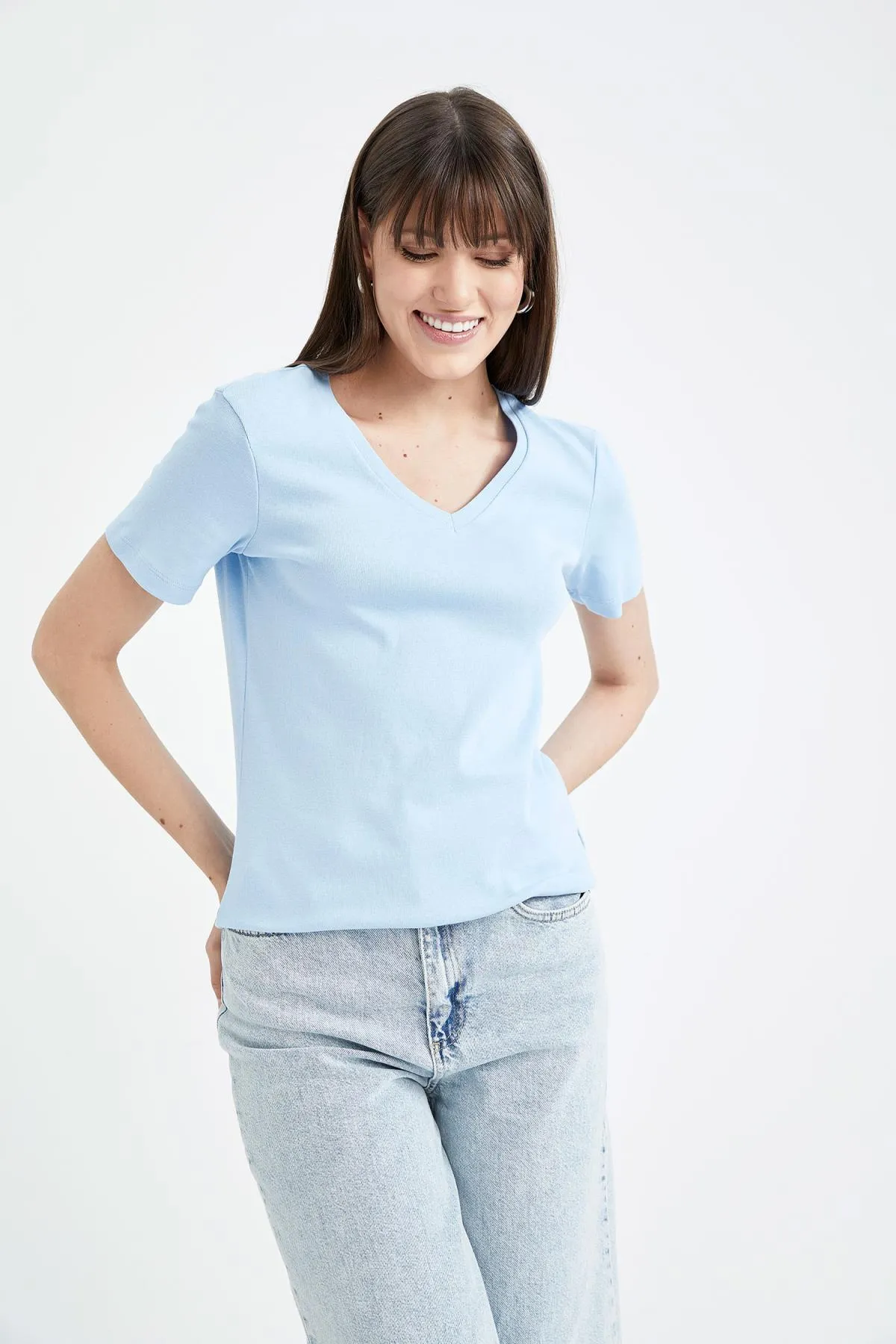 DeFacto  Slim Fit T-Shirt mit V-Ausschnitt und kurzen Ärmeln, 100 % Baumwolle, I1080az23sm