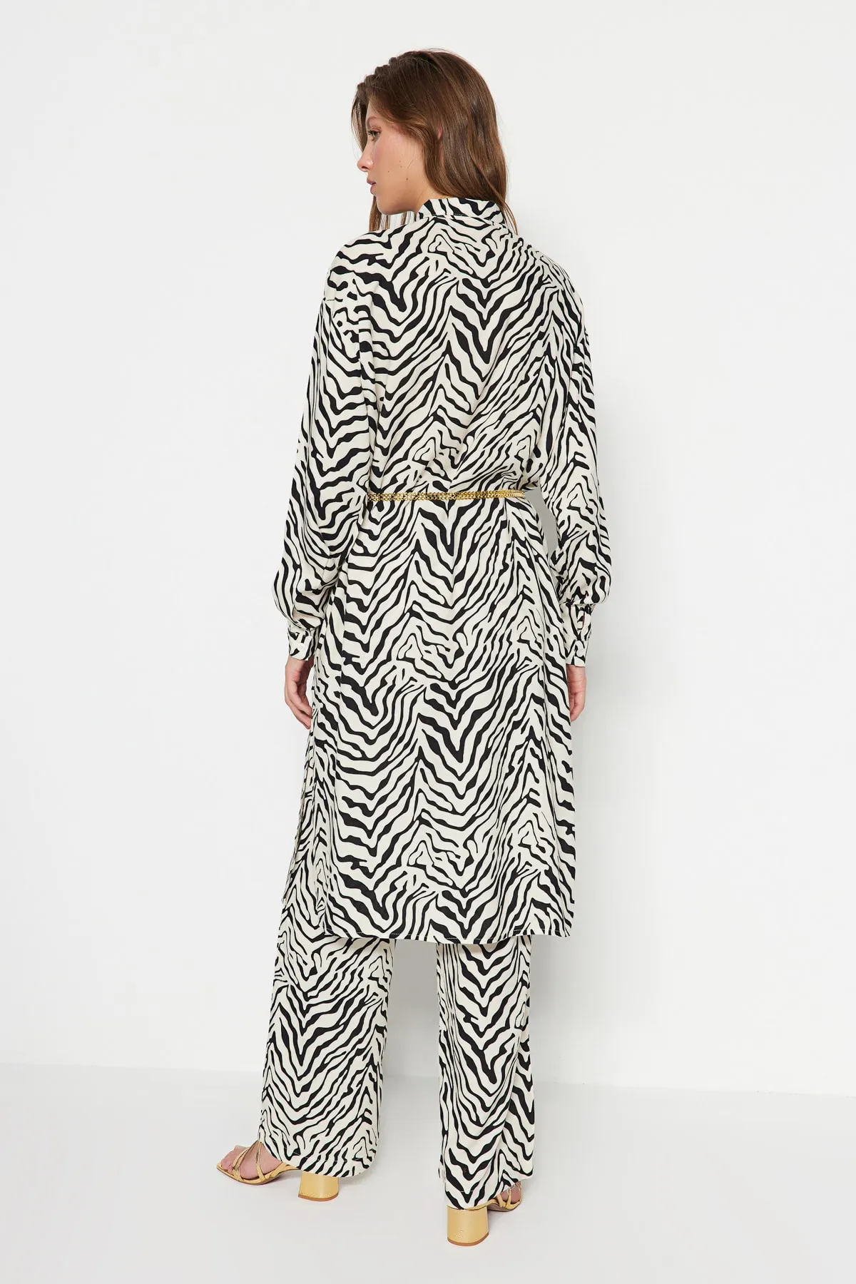Trendyol Modest  Weißer Anzug aus gewebter Viskose mit Gürtel und Zebramuster, Tunika-Hose TCTSS23US00049