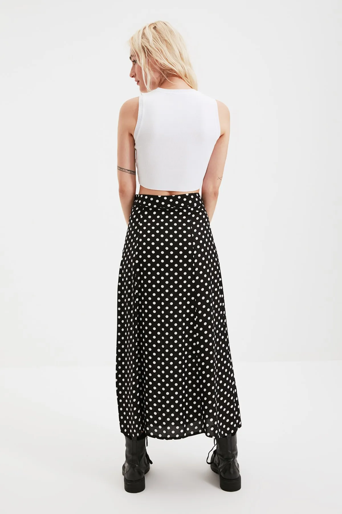Trendyol Collection  Schwarzer Midi-Webrock aus Viskosestoff mit gepunktetem Schlitz und detailliertem Detail TWOAW20ET0205