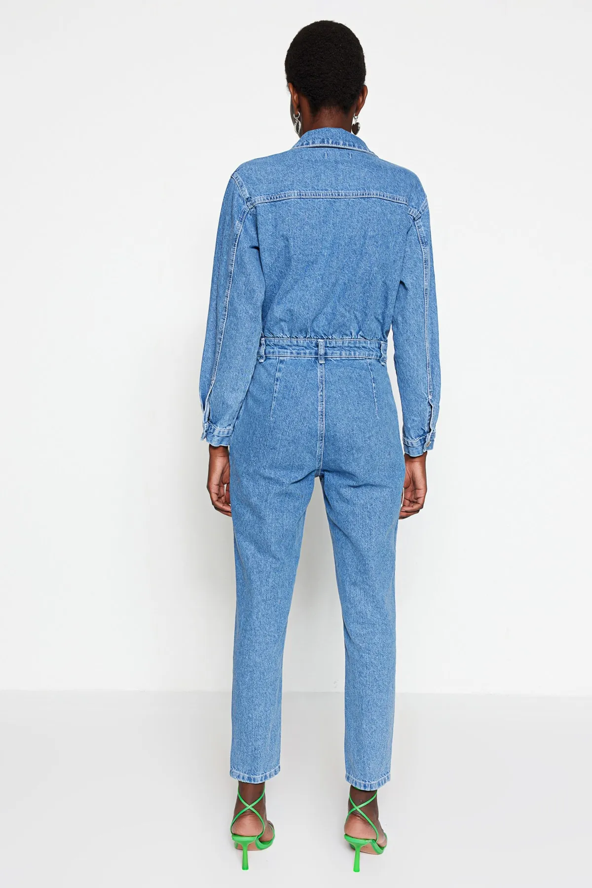 Trendyol Collection  Blauer Jeans-Jumpsuit mit Taillendetail TWOAW23TU00065