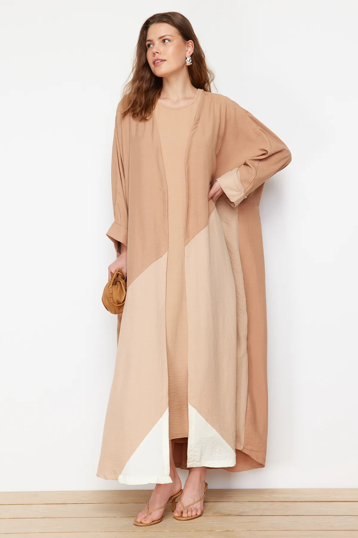 Trendyol Modest  Kamelfarbene, lange gewebte Kappe mit Gürtel und Farbblockdesign & Ferace TCTSS24KF00002