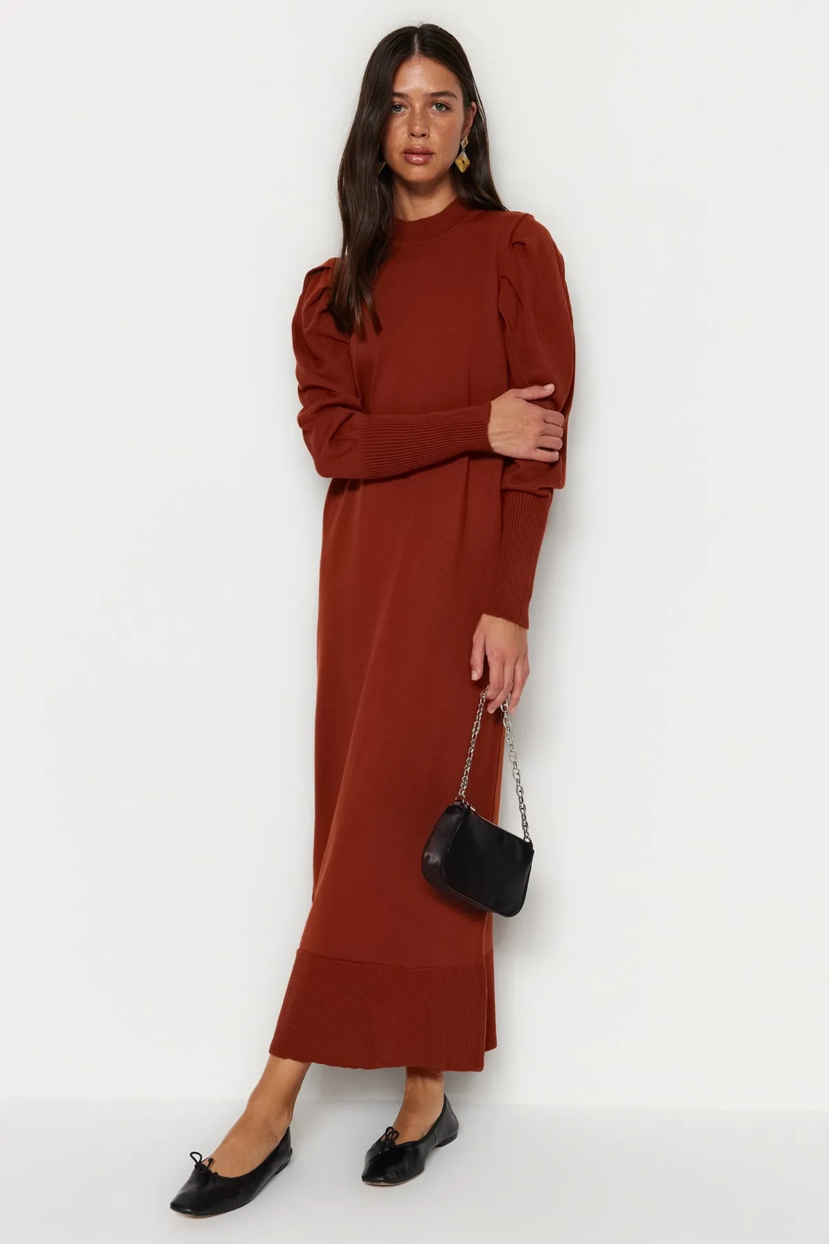 Trendyol Modest  Gerafftes Strickkleid mit gefliestem Rundhalsausschnitt und Schultern TCTAW23EB00047
