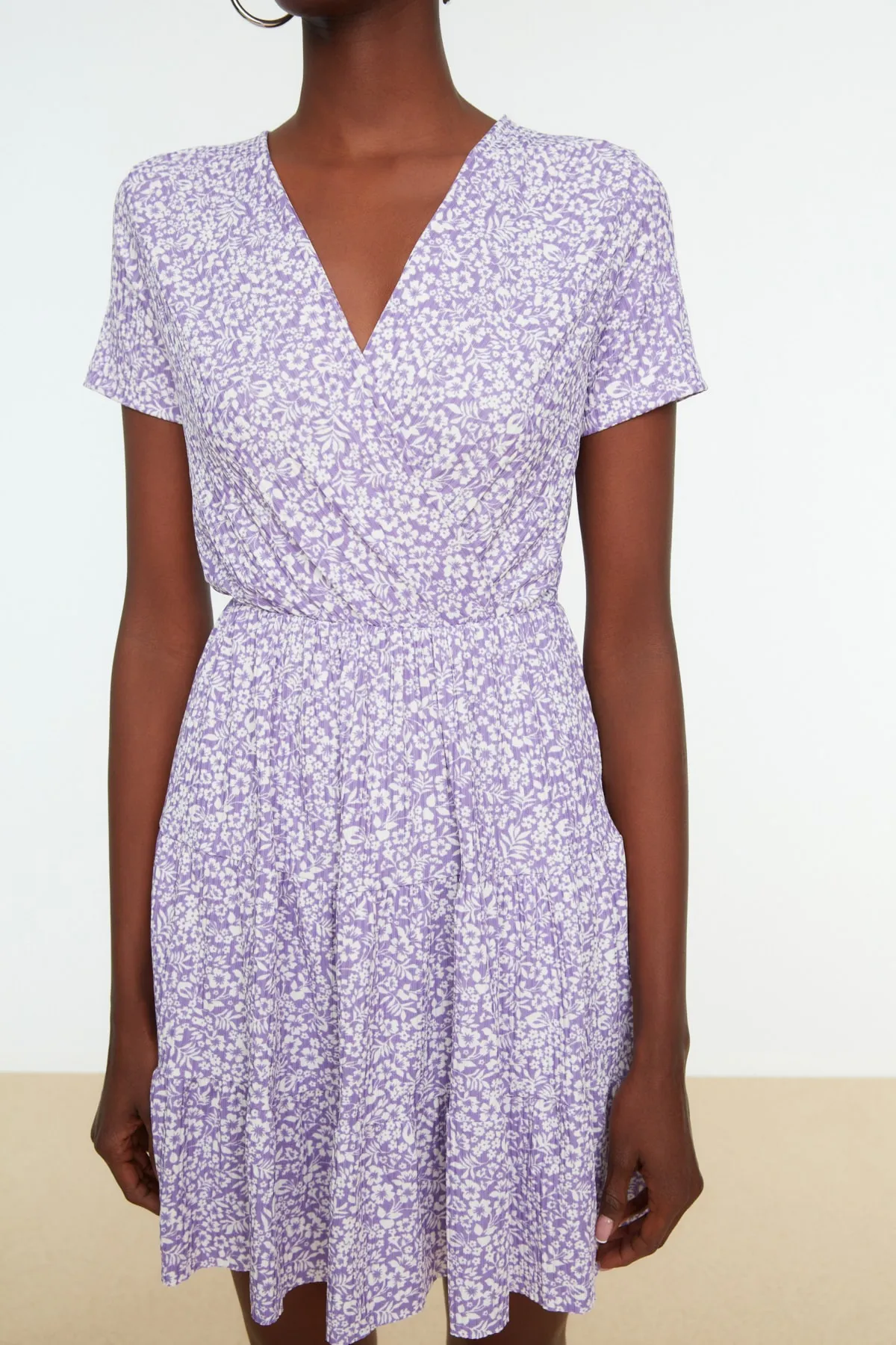 Trendyol Collection  Lila bedrucktes, zweireihiges Mini-Strickkleid mit flexiblem Ausschnitt TWOSS21EL0241